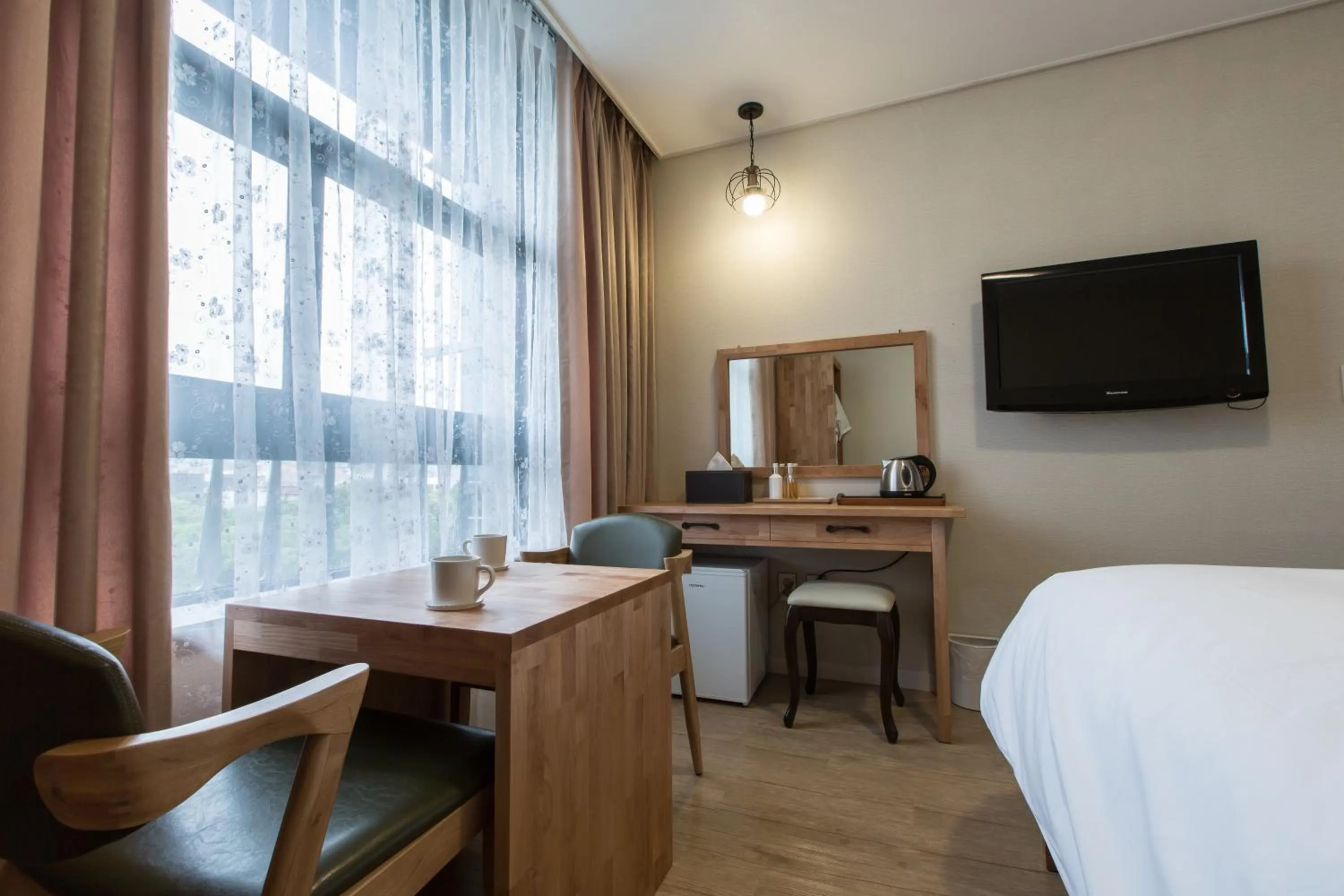 Seating area, Bed in Elin Hotel