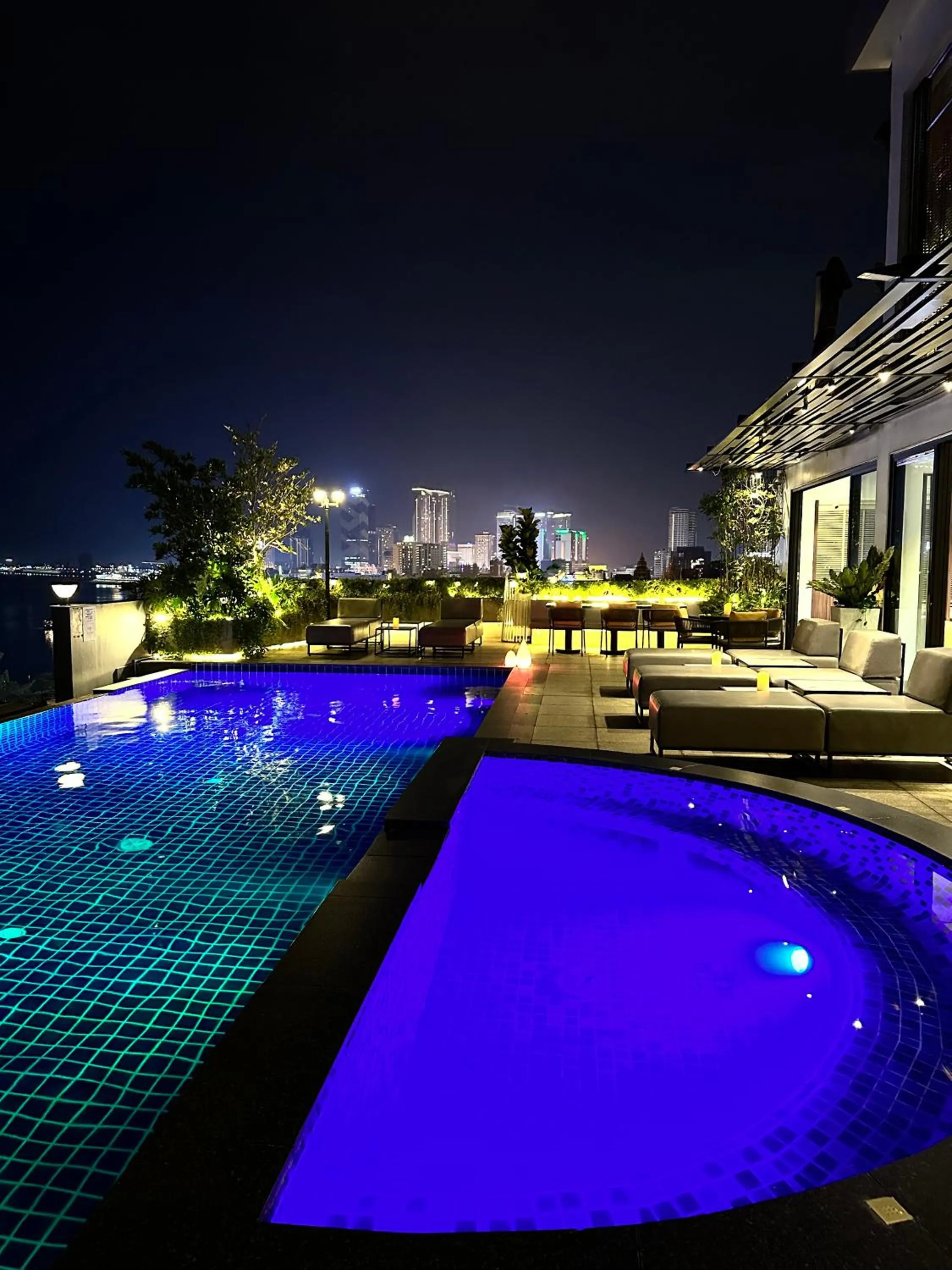 Swimming pool in Harmony Phnom Penh Hotel