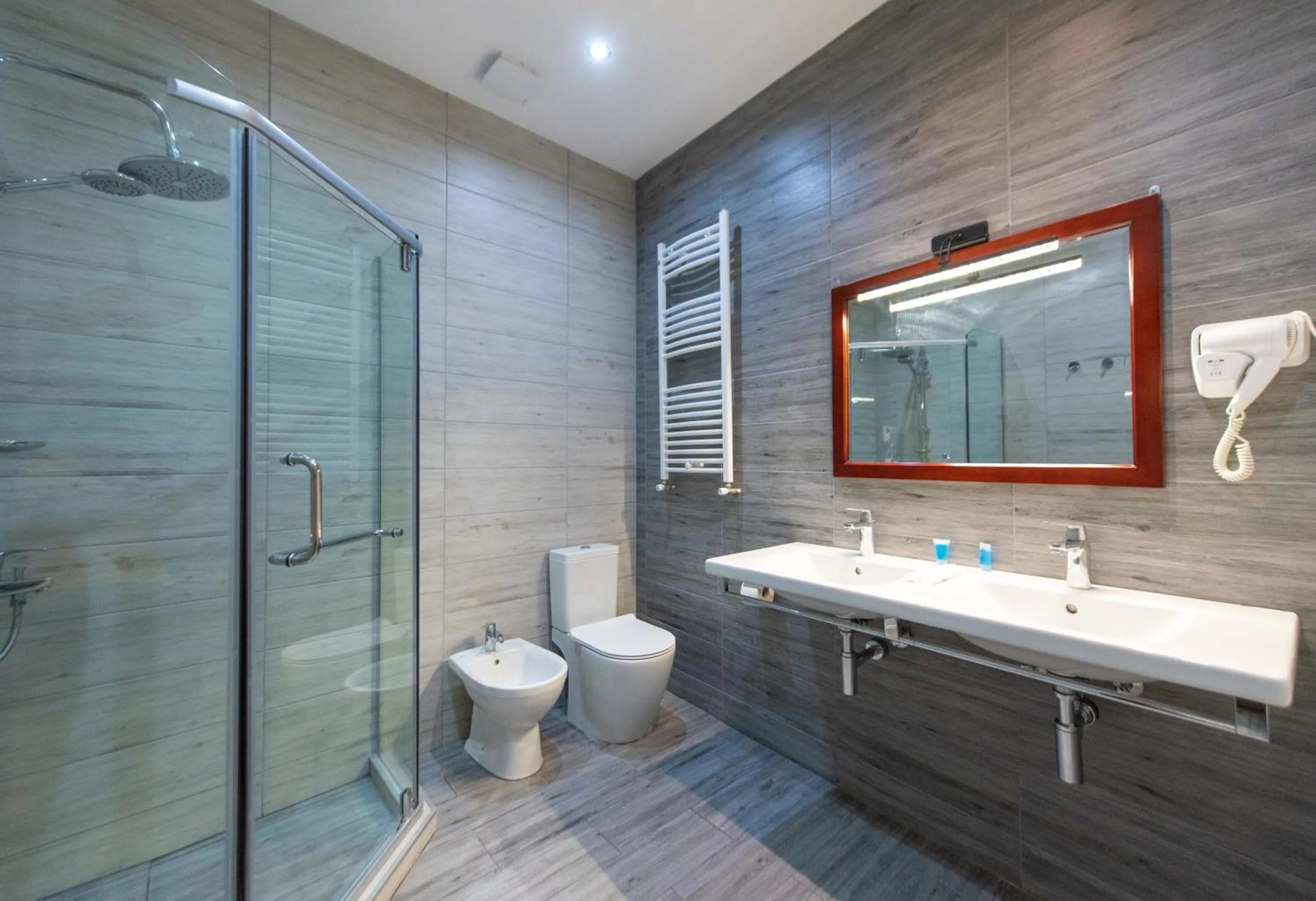 Shower in Kraveli Hotel