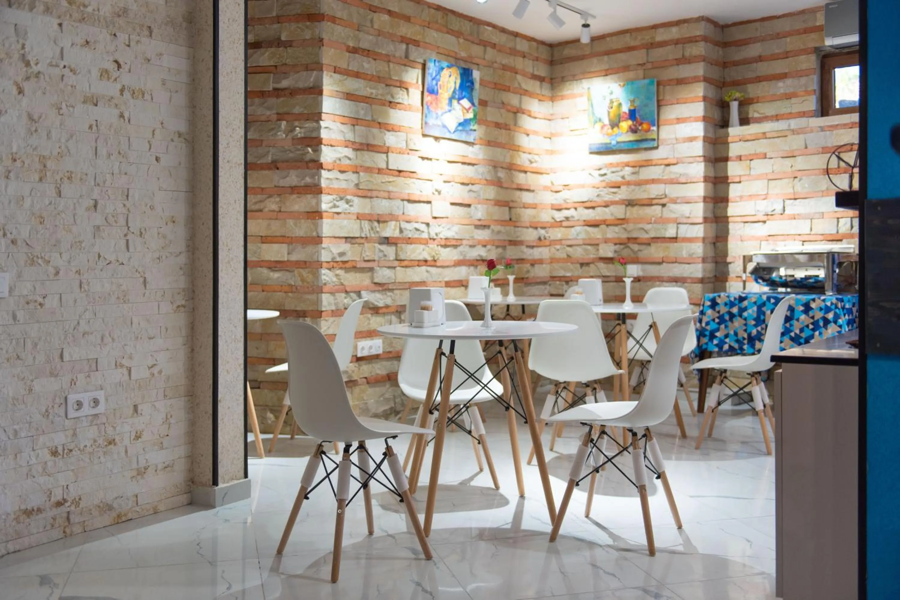 Restaurant/places to eat in Kraveli Hotel