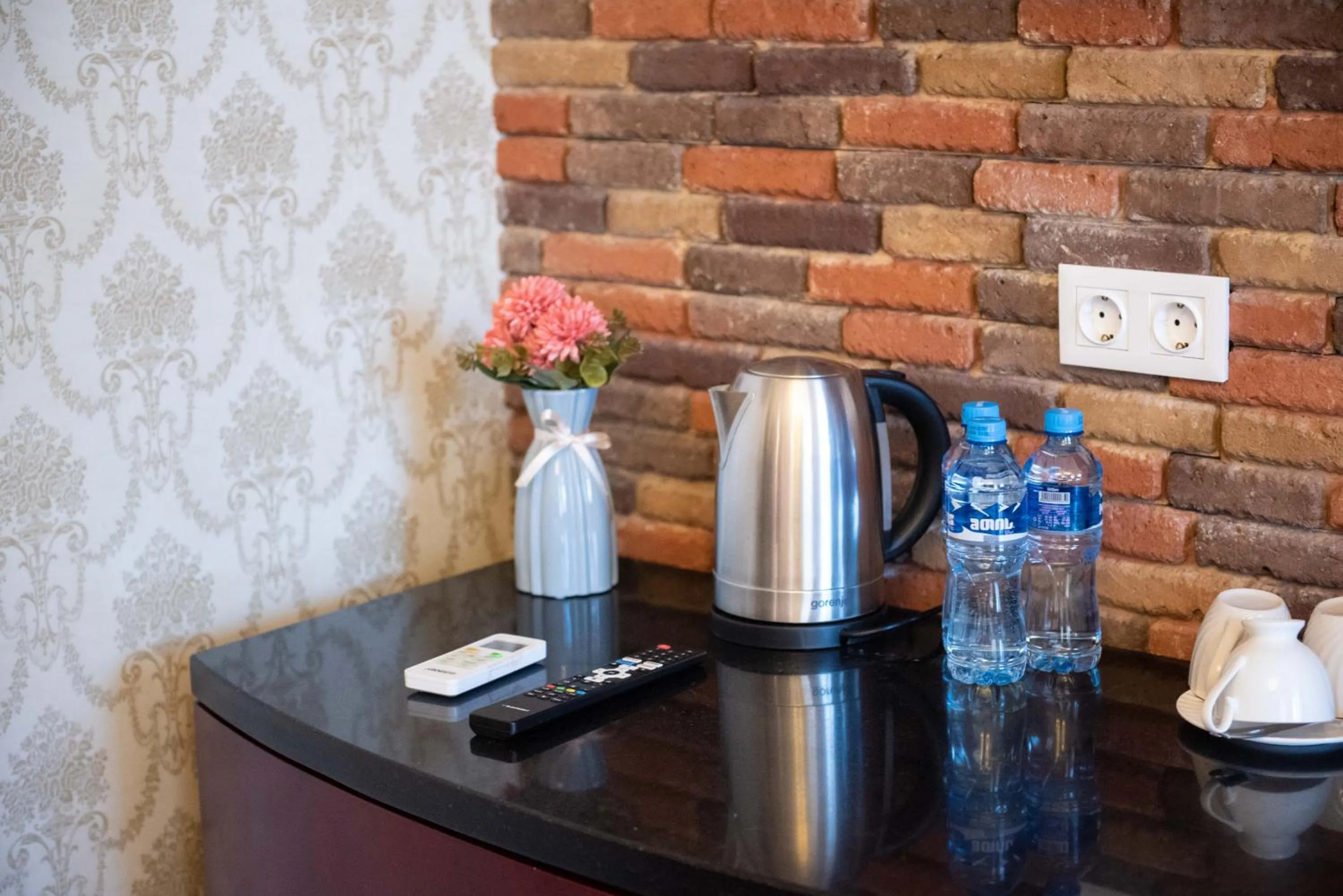 Coffee/tea facilities in Kraveli Hotel