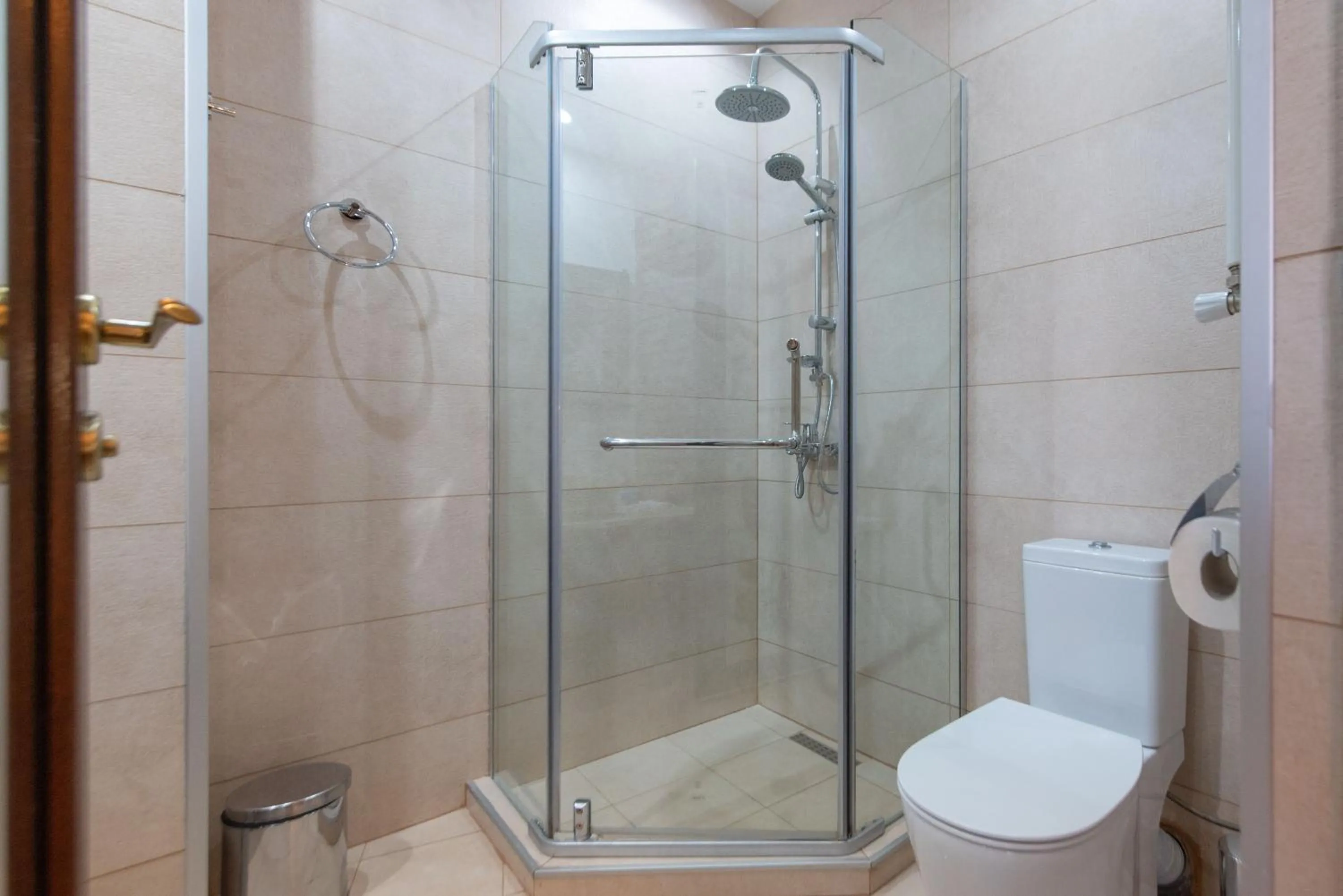 Shower in Kraveli Hotel