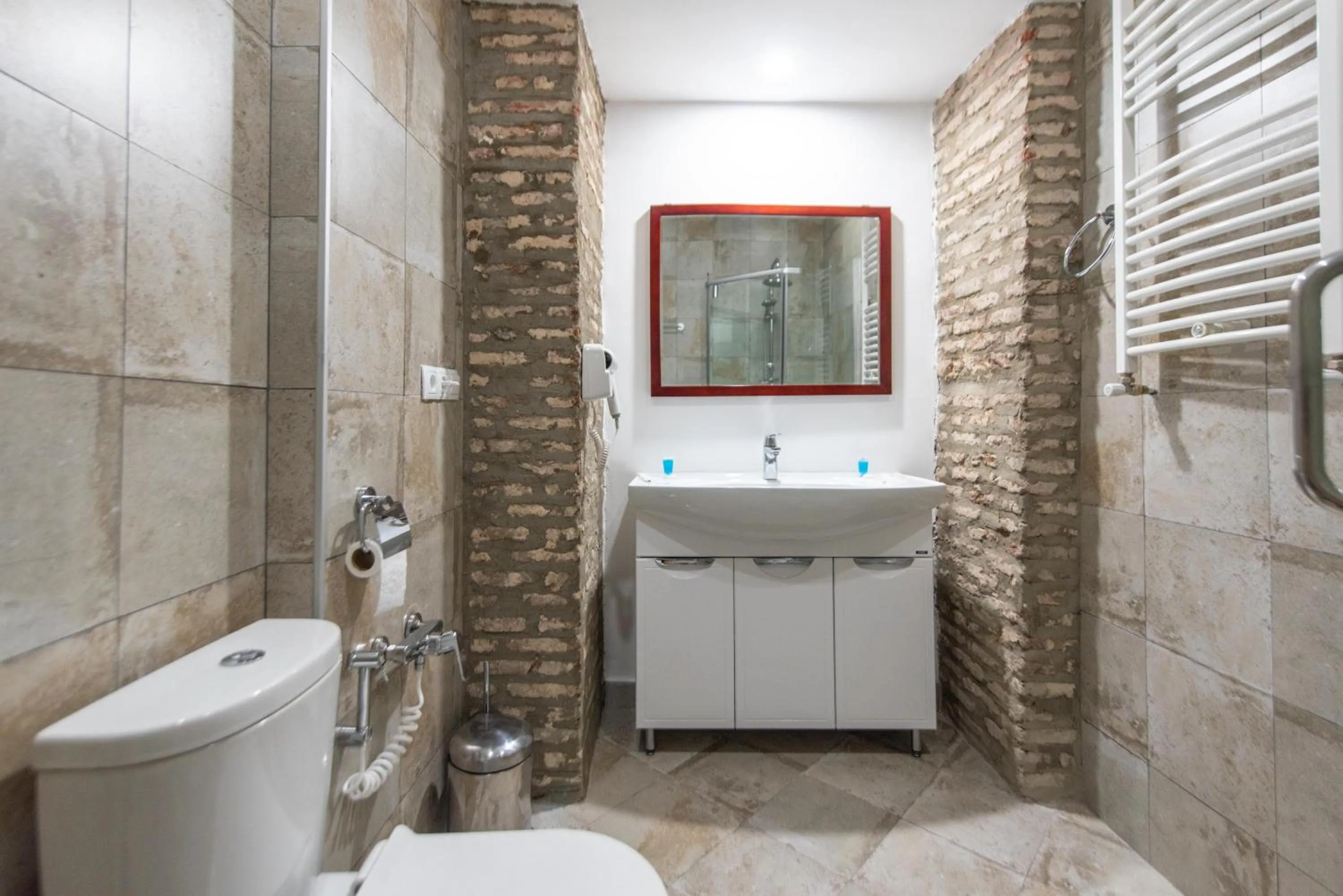 Toilet in Kraveli Hotel