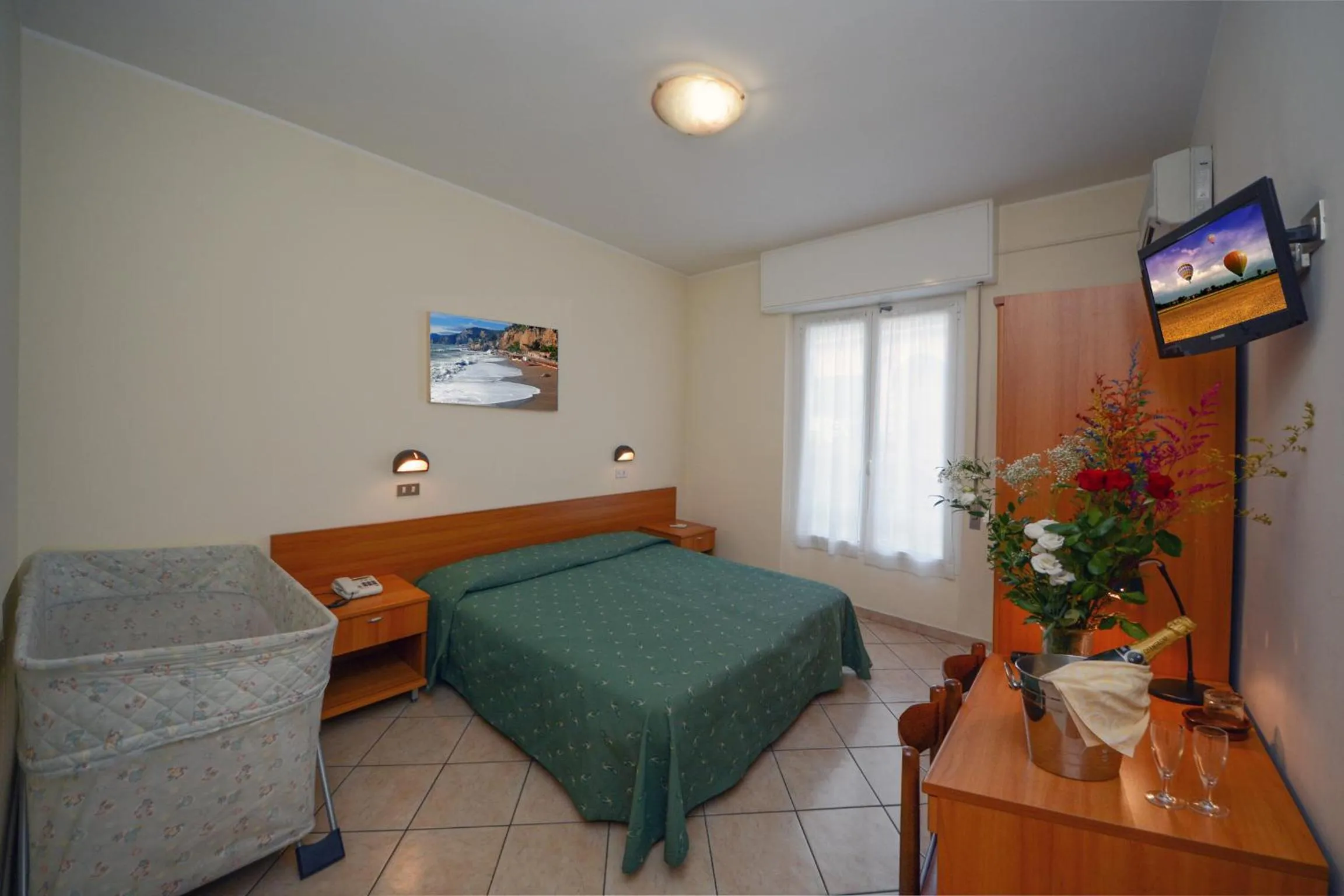 Photo of the whole room, Bed in Bike & Family Hotel Derby