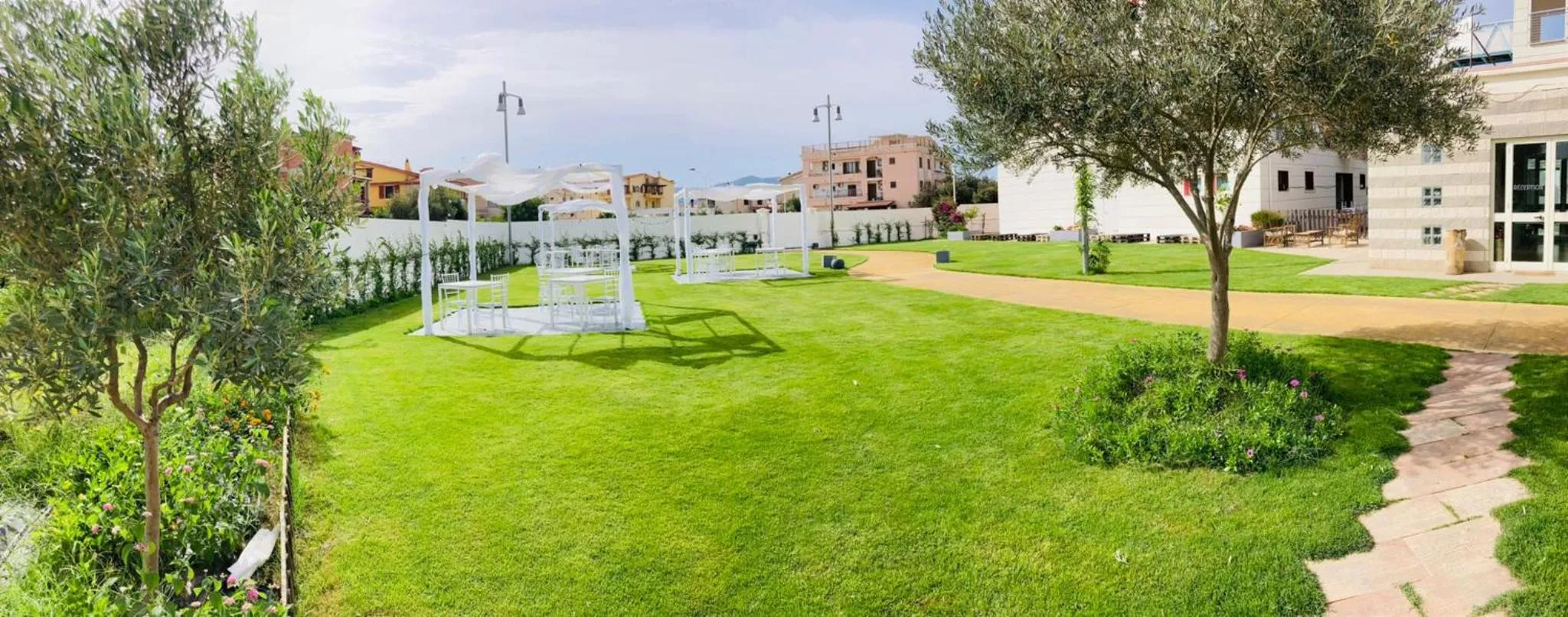 Restaurant/places to eat in Glemerald Hostel