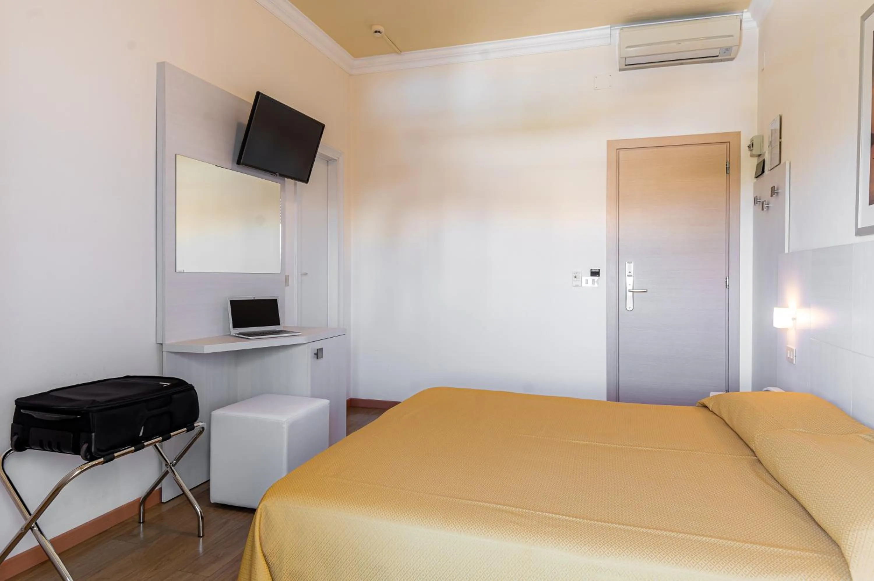 Bedroom, Bed in Hotel Corinna