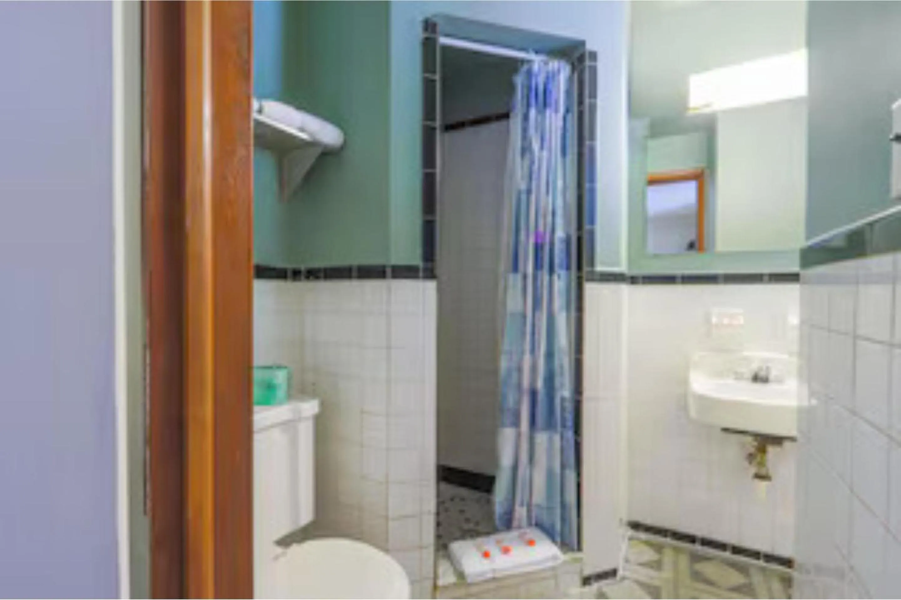 Bathroom in Travelers Inn by OYO Beaver, Hwy 19