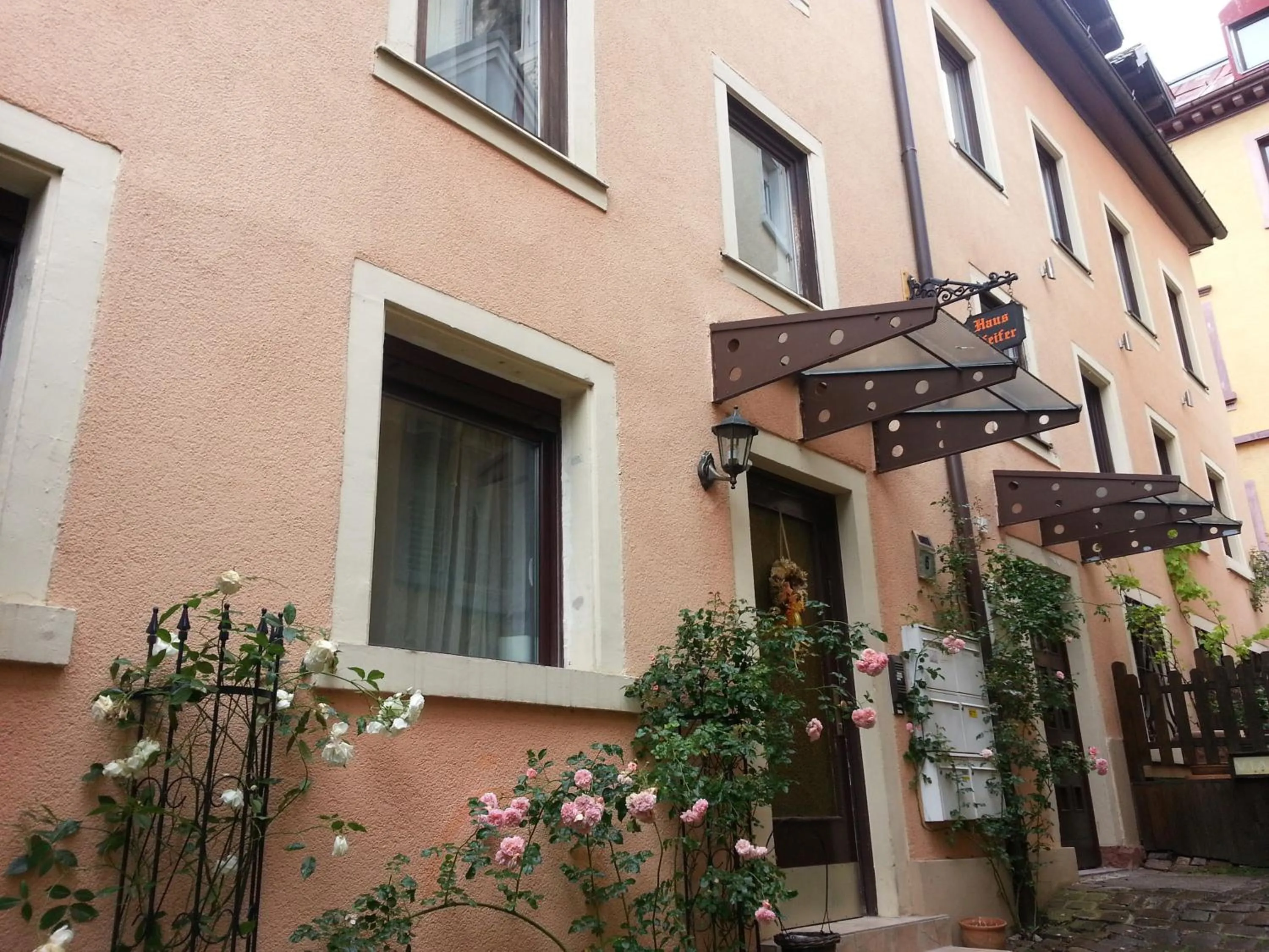 Facade/entrance in Apparthaus Pfeifer