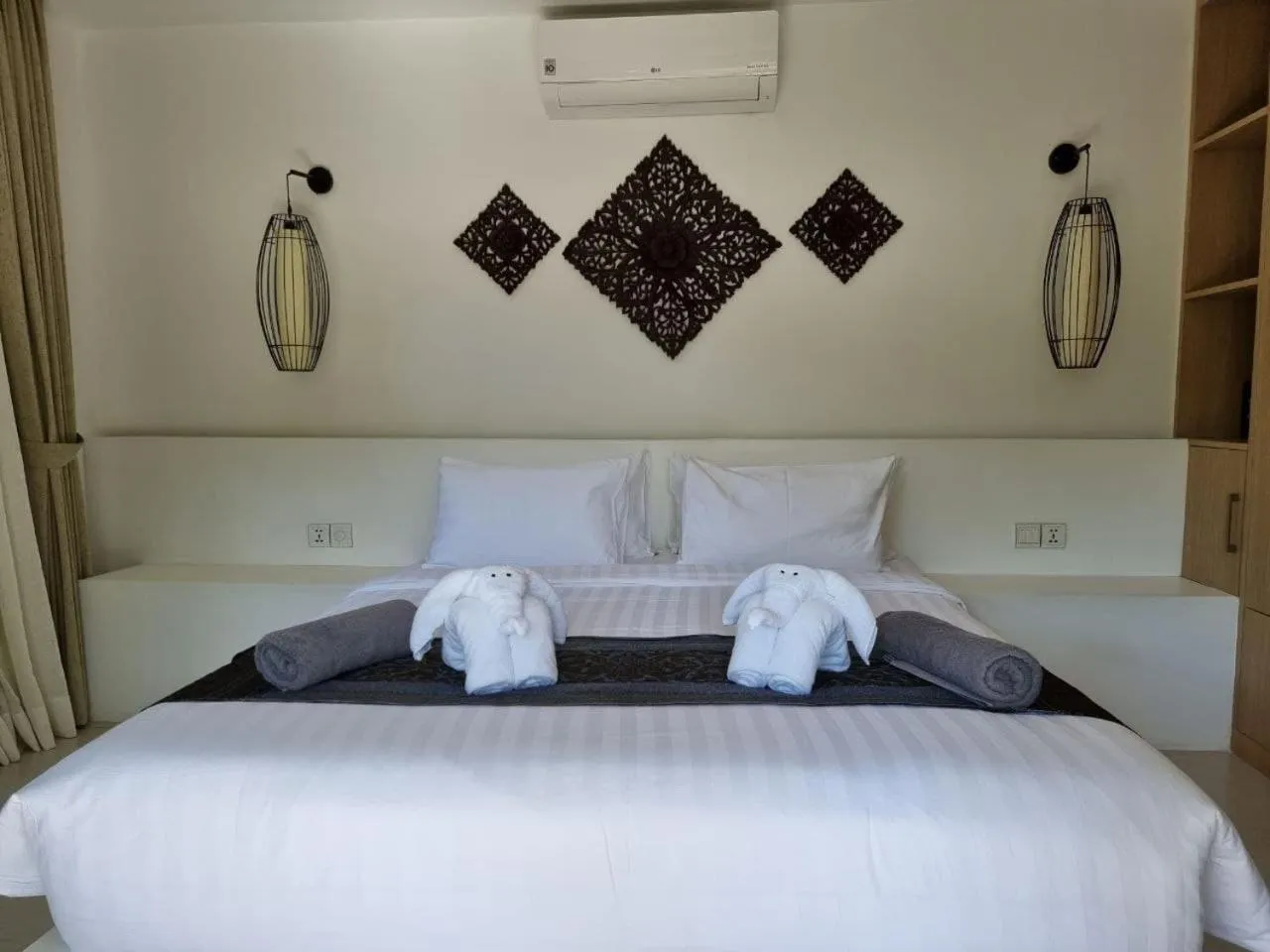Bed in Sahaa Beach Resort