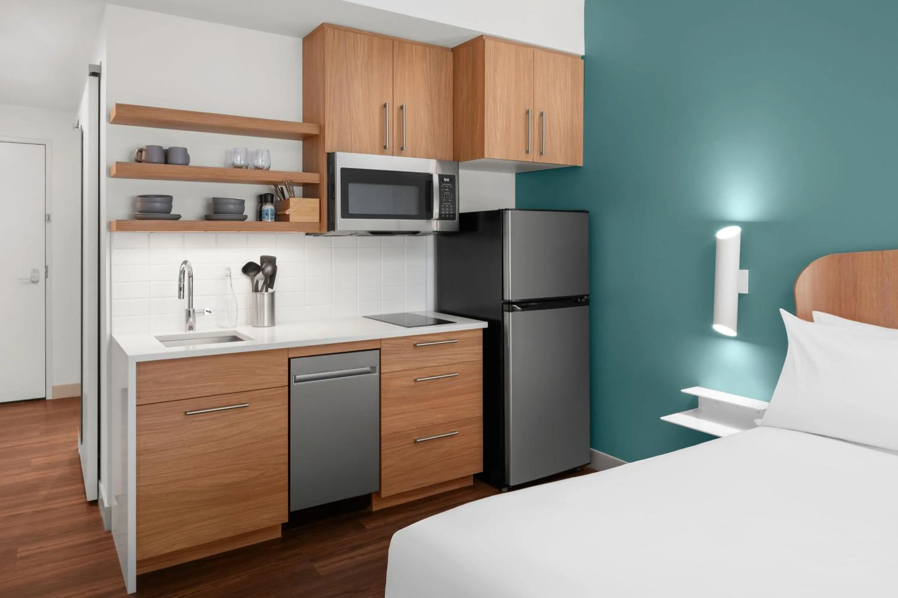 Kitchen or kitchenette, Bed in Element Charlotte Uptown