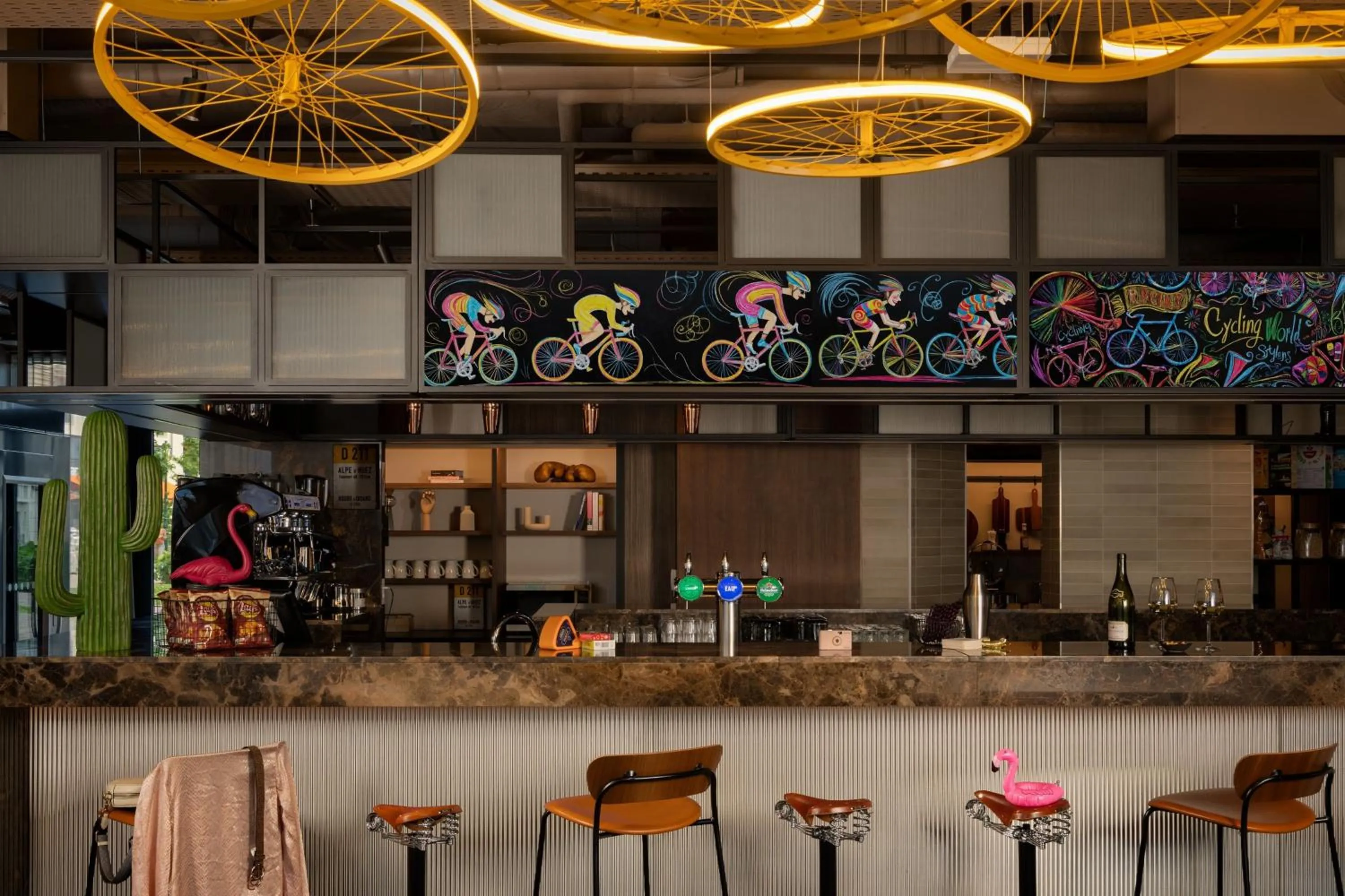 Lounge or bar in Moxy Paris Clamart