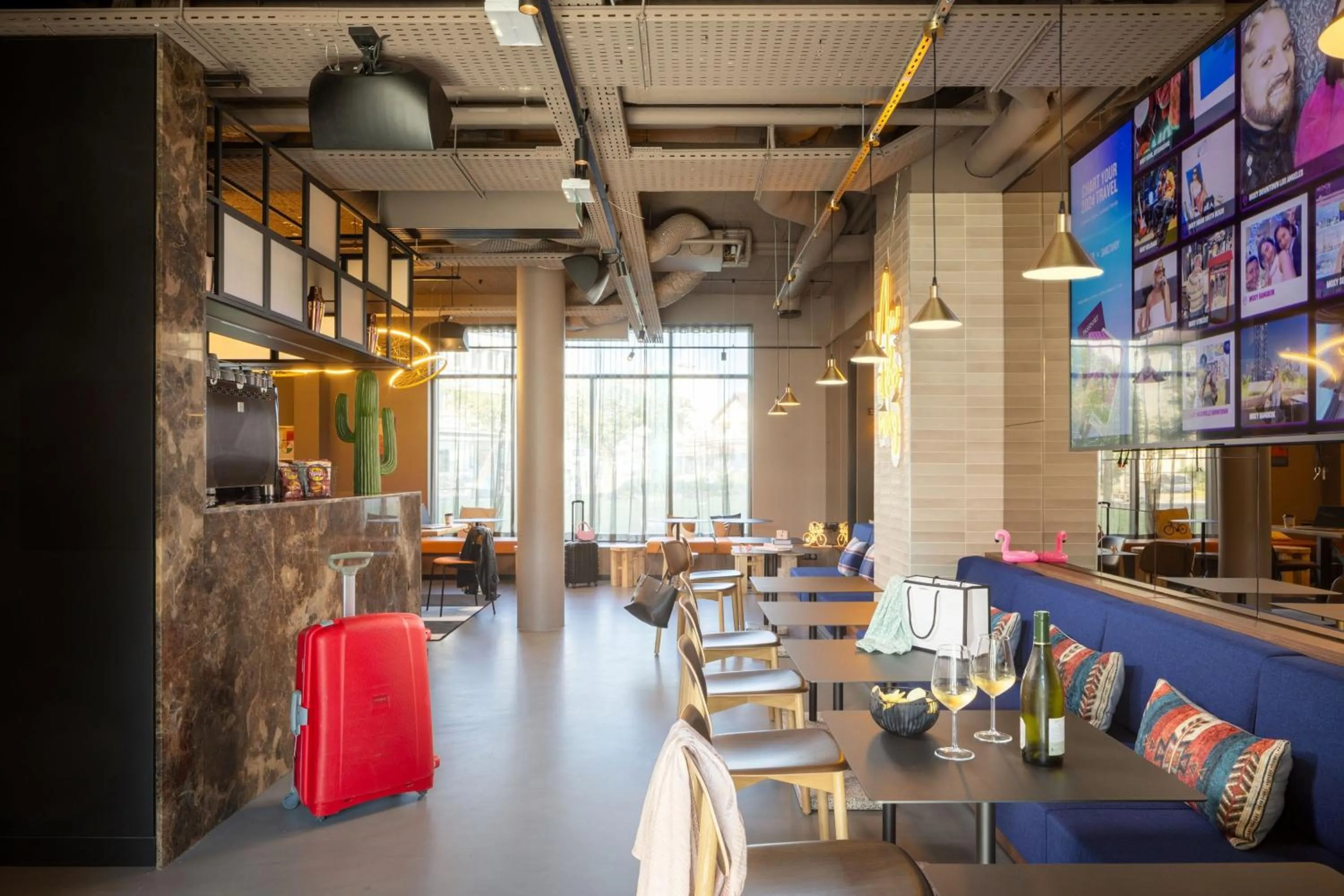 Restaurant/places to eat in Moxy Paris Clamart