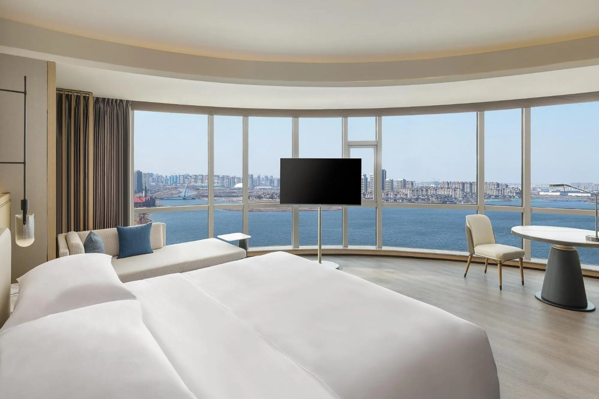 Bedroom, Bed in Qingdao Marriott Hotel Jiaozhou