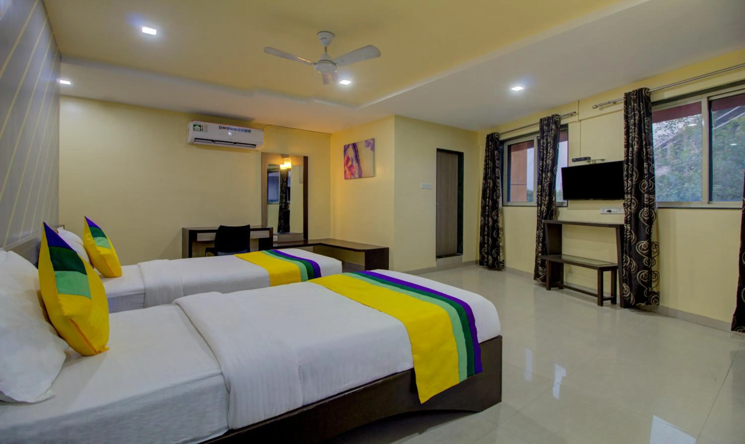 Bedroom, Bed in Itsy Hotels Prince Regency