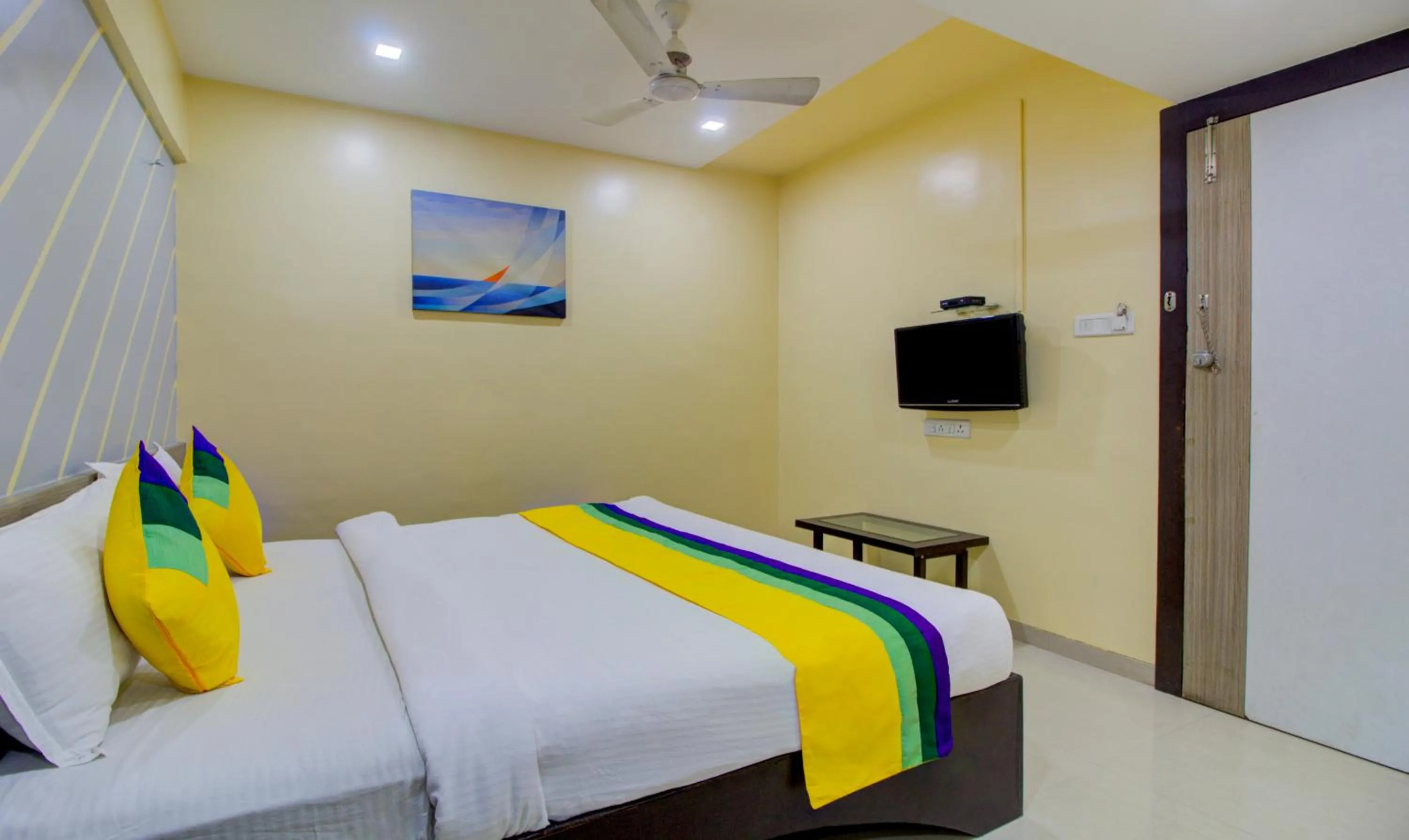 TV and multimedia, Bed in Itsy Hotels Prince Regency
