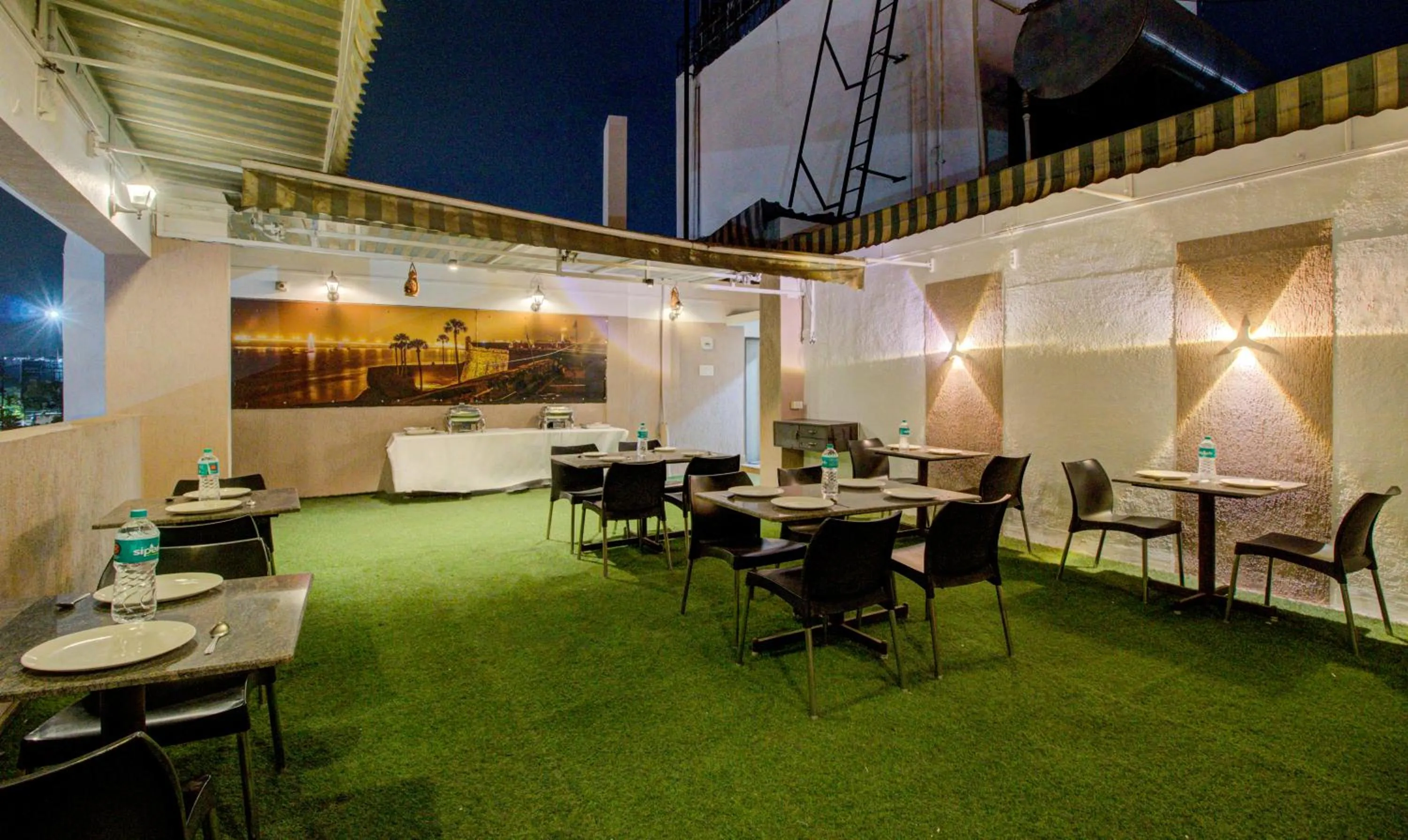 Dining area in Itsy Hotels Prince Regency