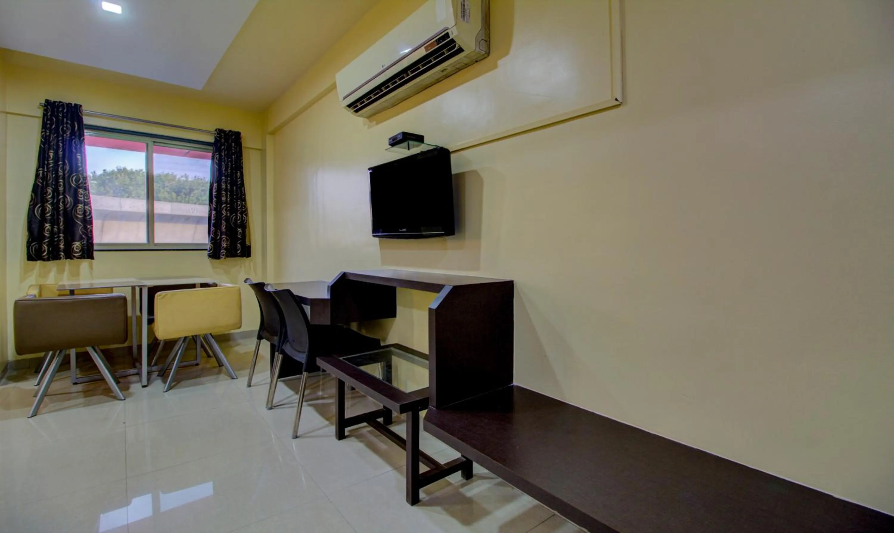 TV and multimedia in Itsy Hotels Prince Regency