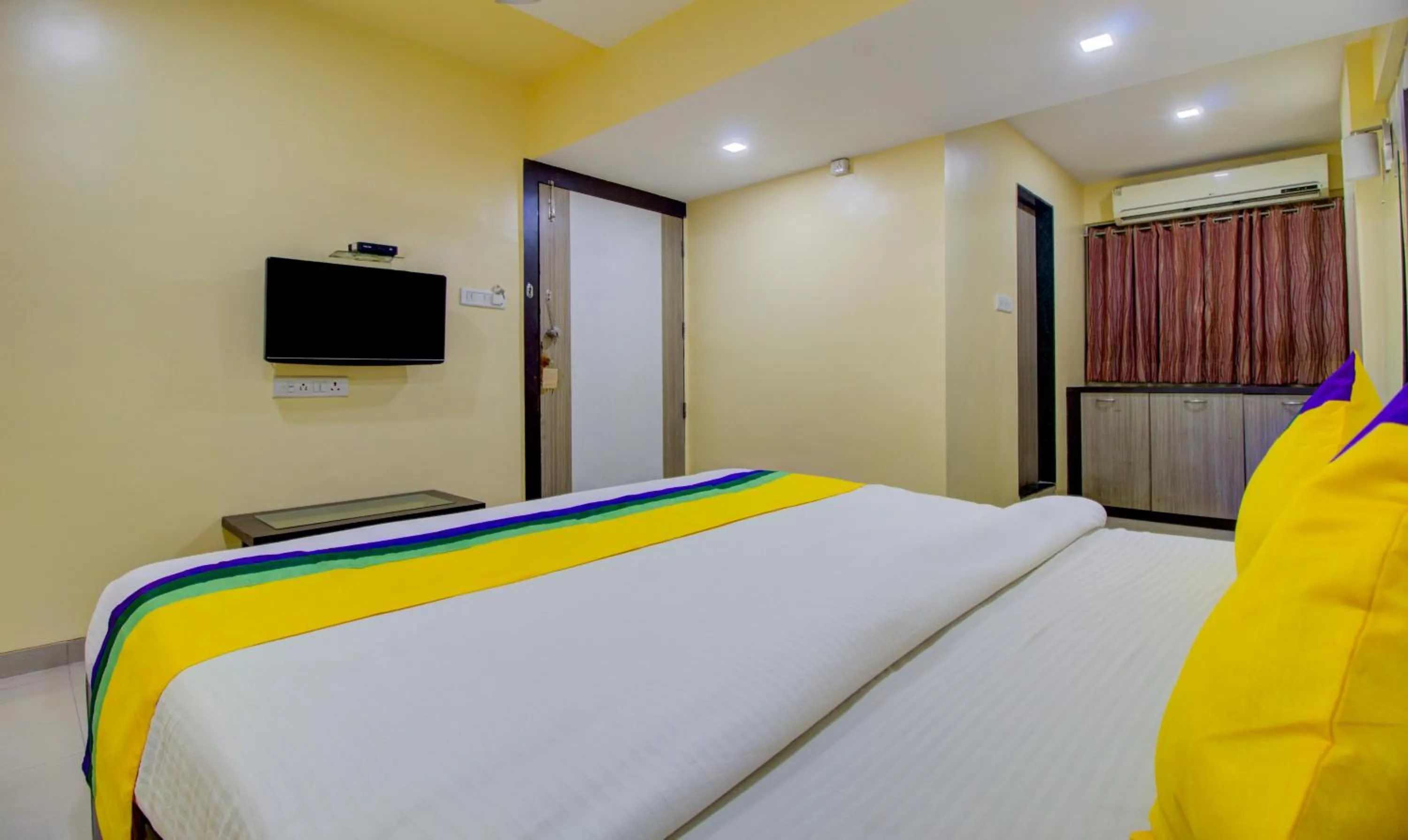 Bedroom, Bed in Itsy Hotels Prince Regency