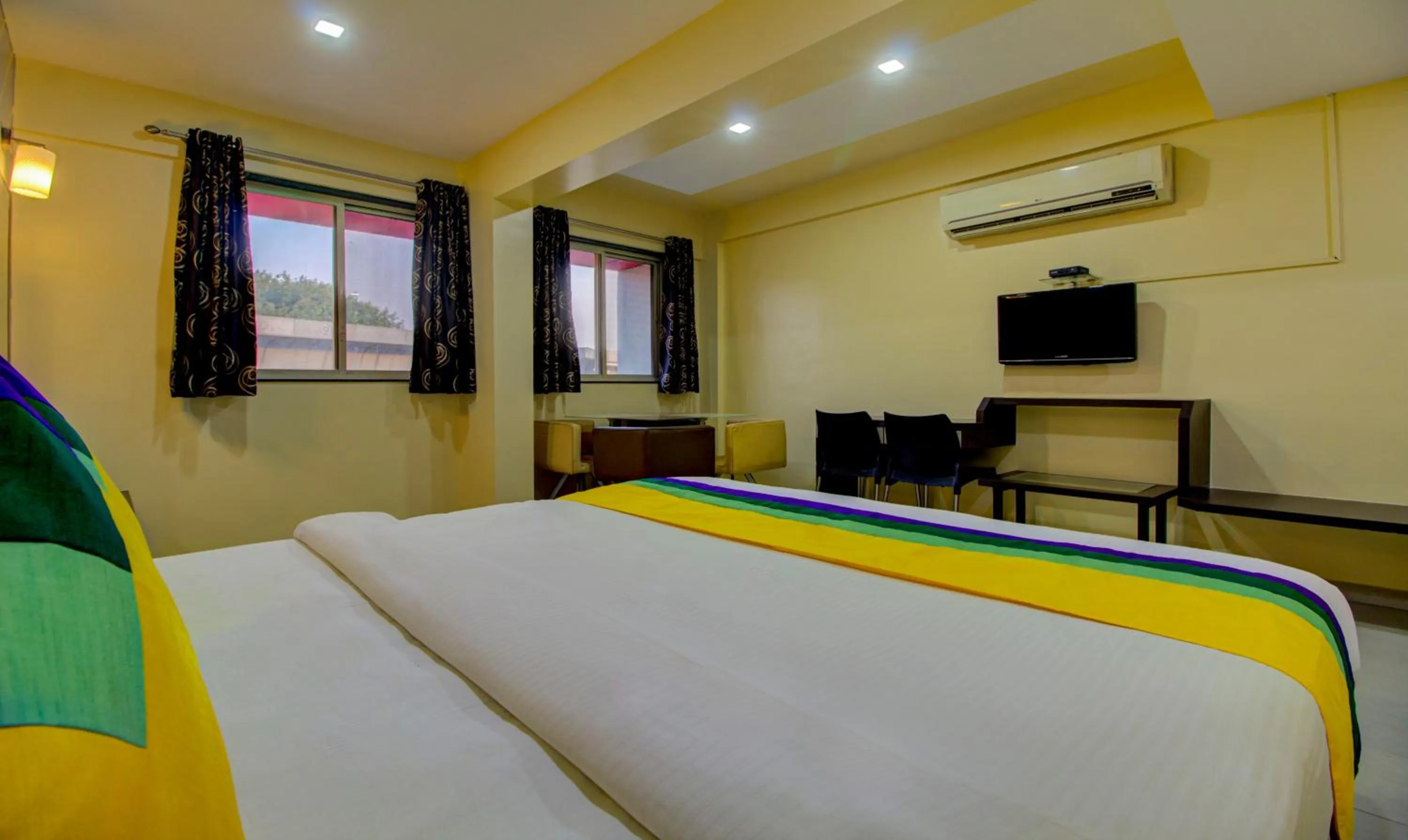 Bedroom, Bed in Itsy Hotels Prince Regency