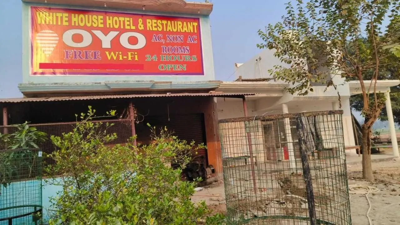 Facade/entrance in OYO 82147 White Palace