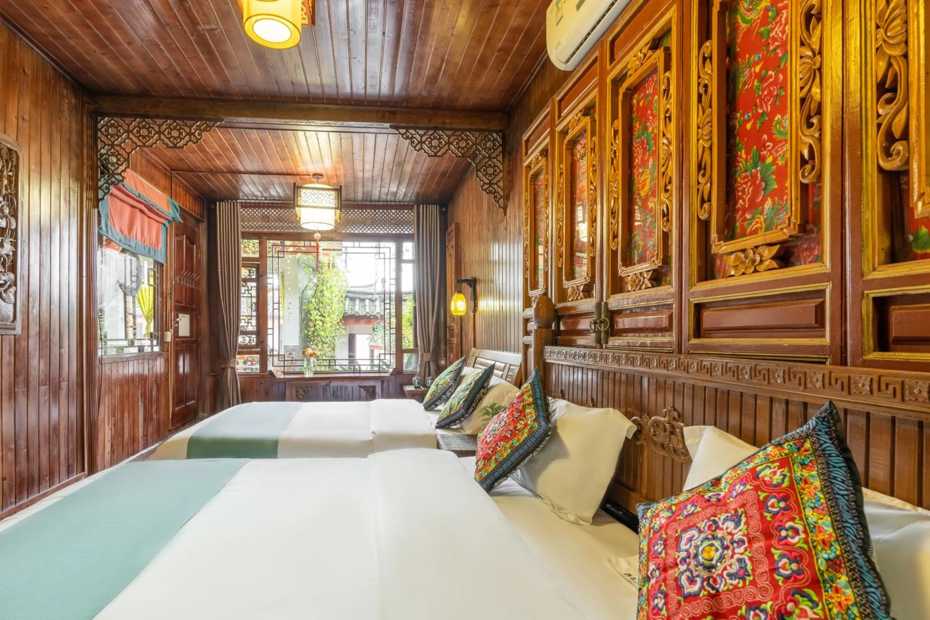 Bed in Lijiang Ancient City View Inn