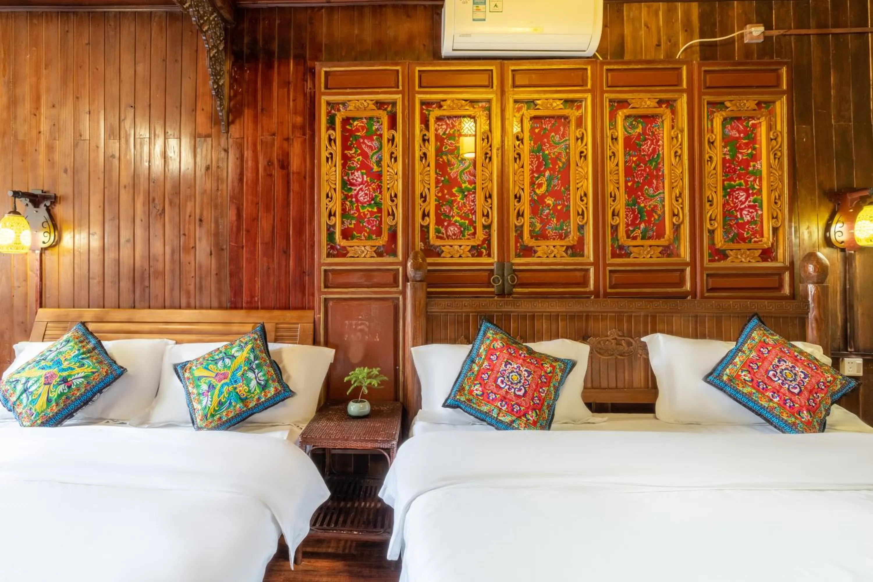 Bed in Lijiang Ancient City View Inn