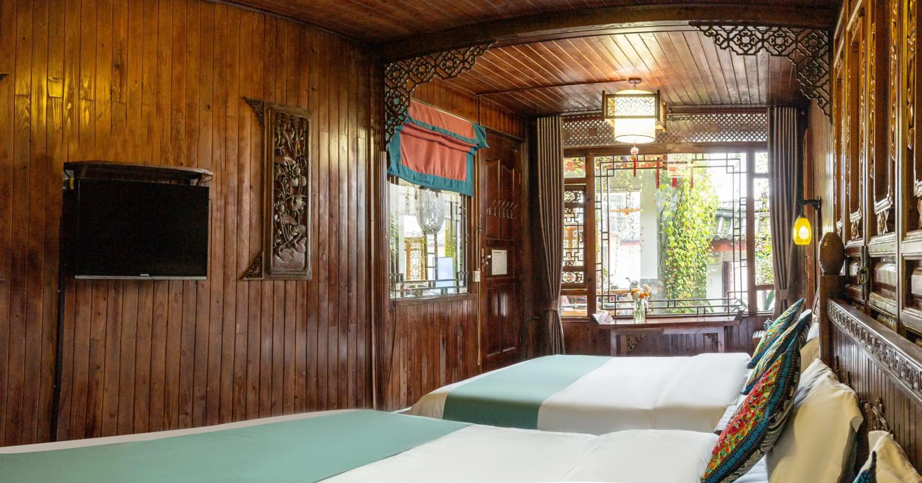 Bed in Lijiang Ancient City View Inn