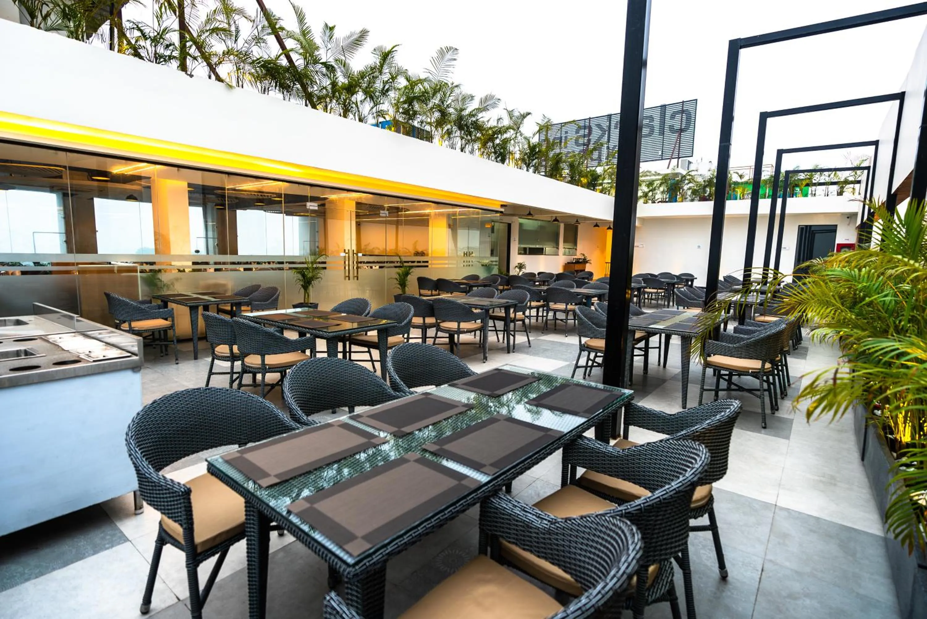 Restaurant/places to eat in Clarks inn Express Ayodhya