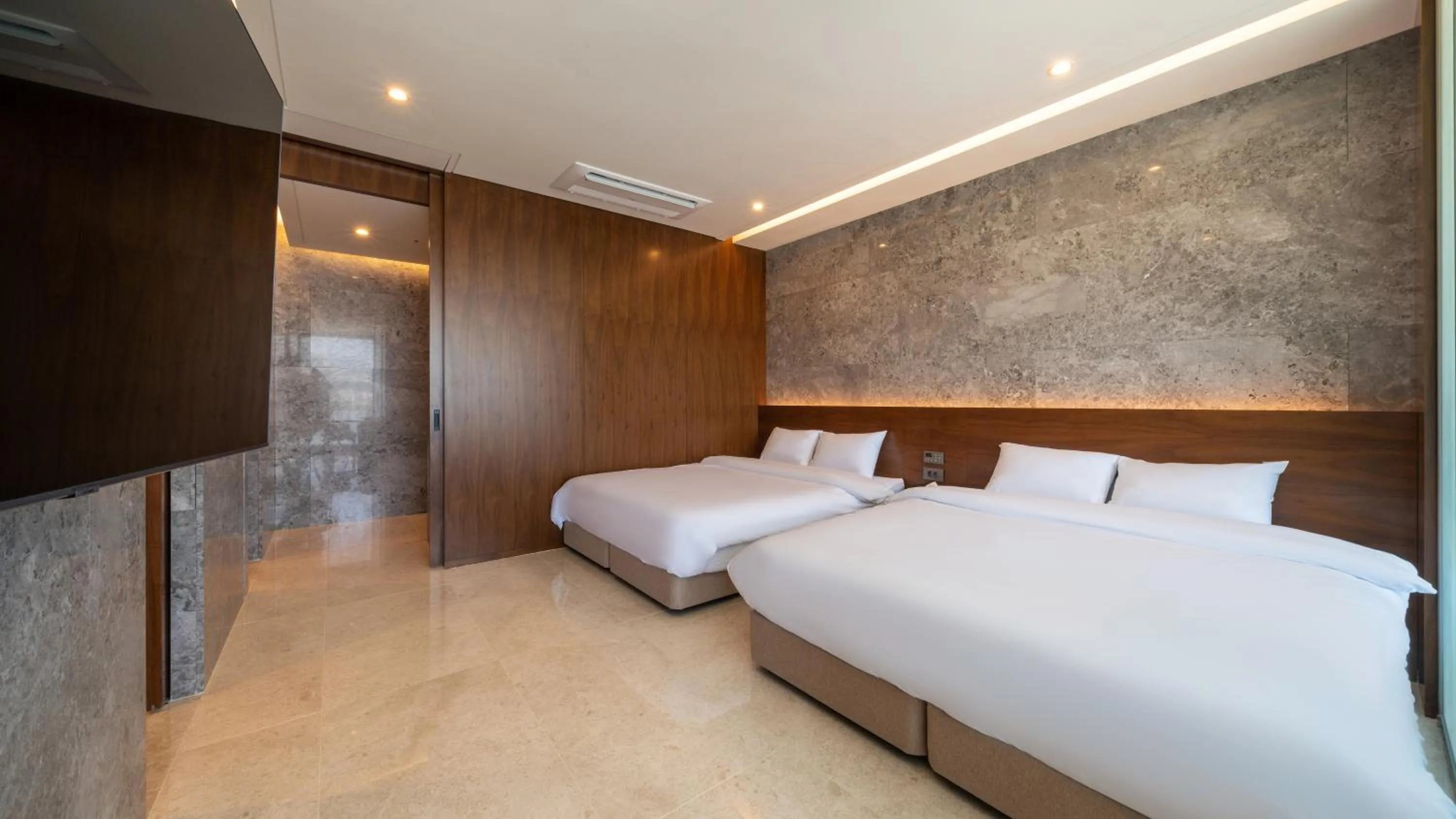 Bed in Yeosu Calacatta Hotel & Resort