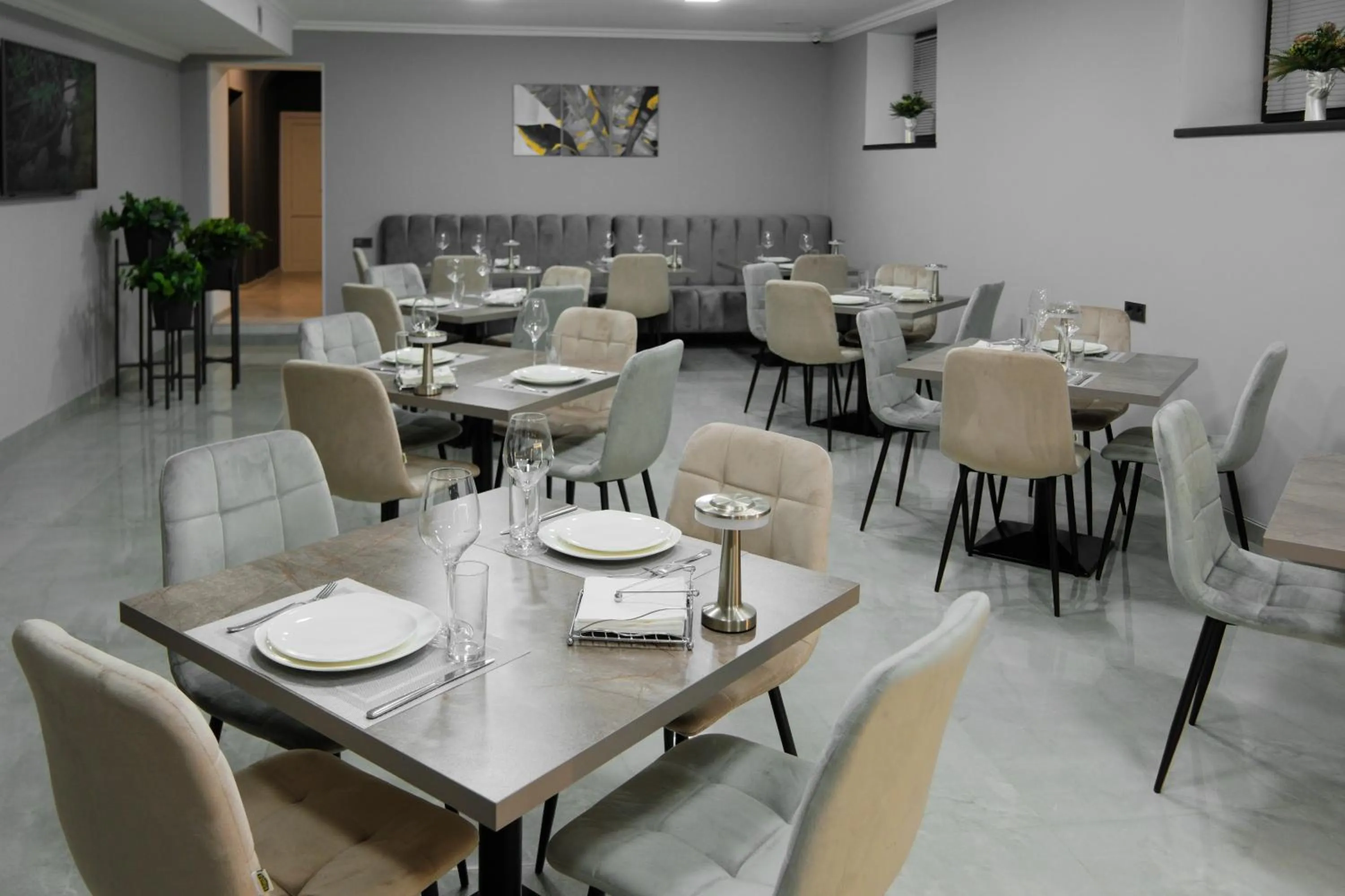 Restaurant/places to eat in Colette Hotel