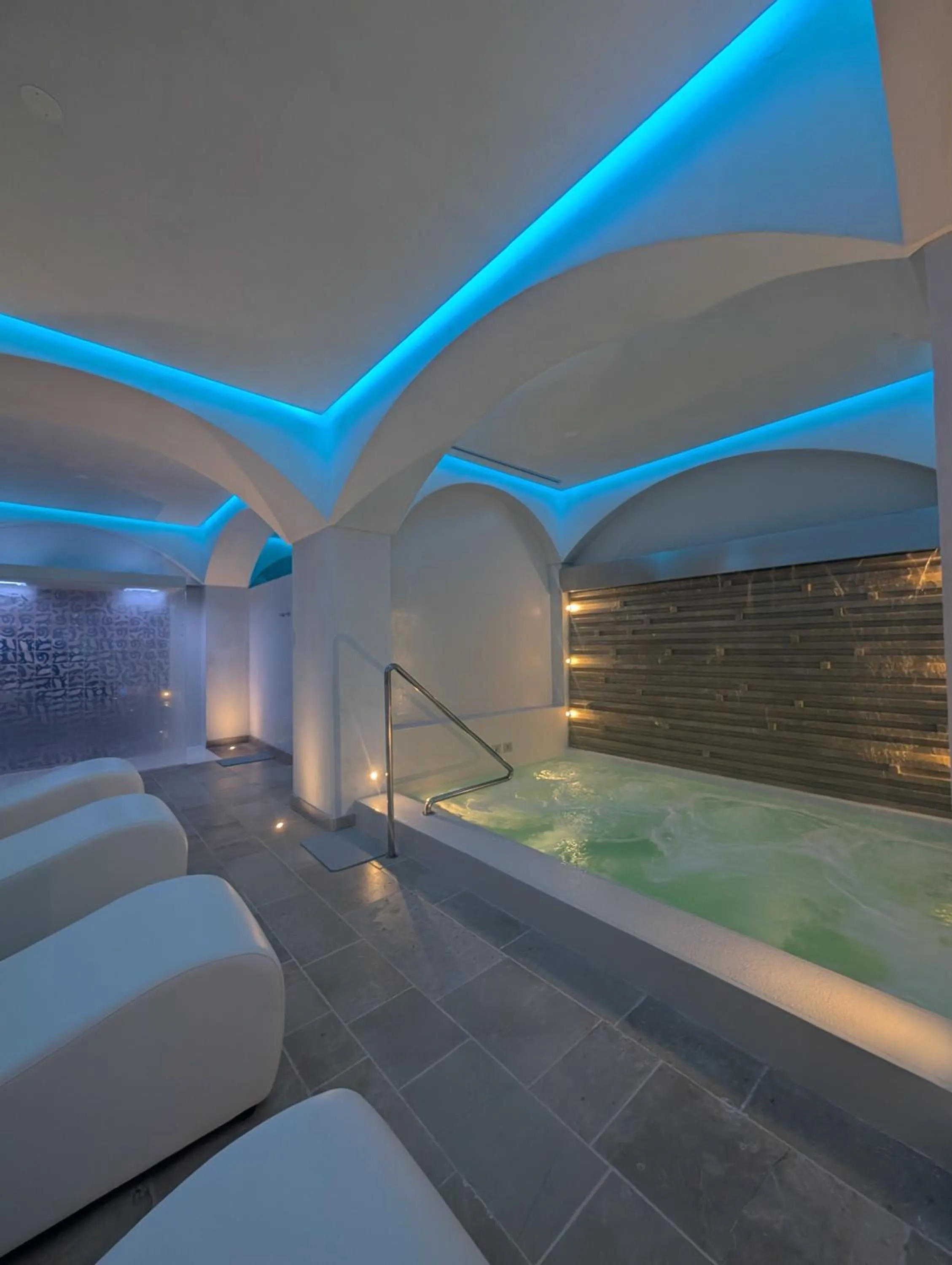 Hot Tub in Borgo Giallonardo Wine Relais