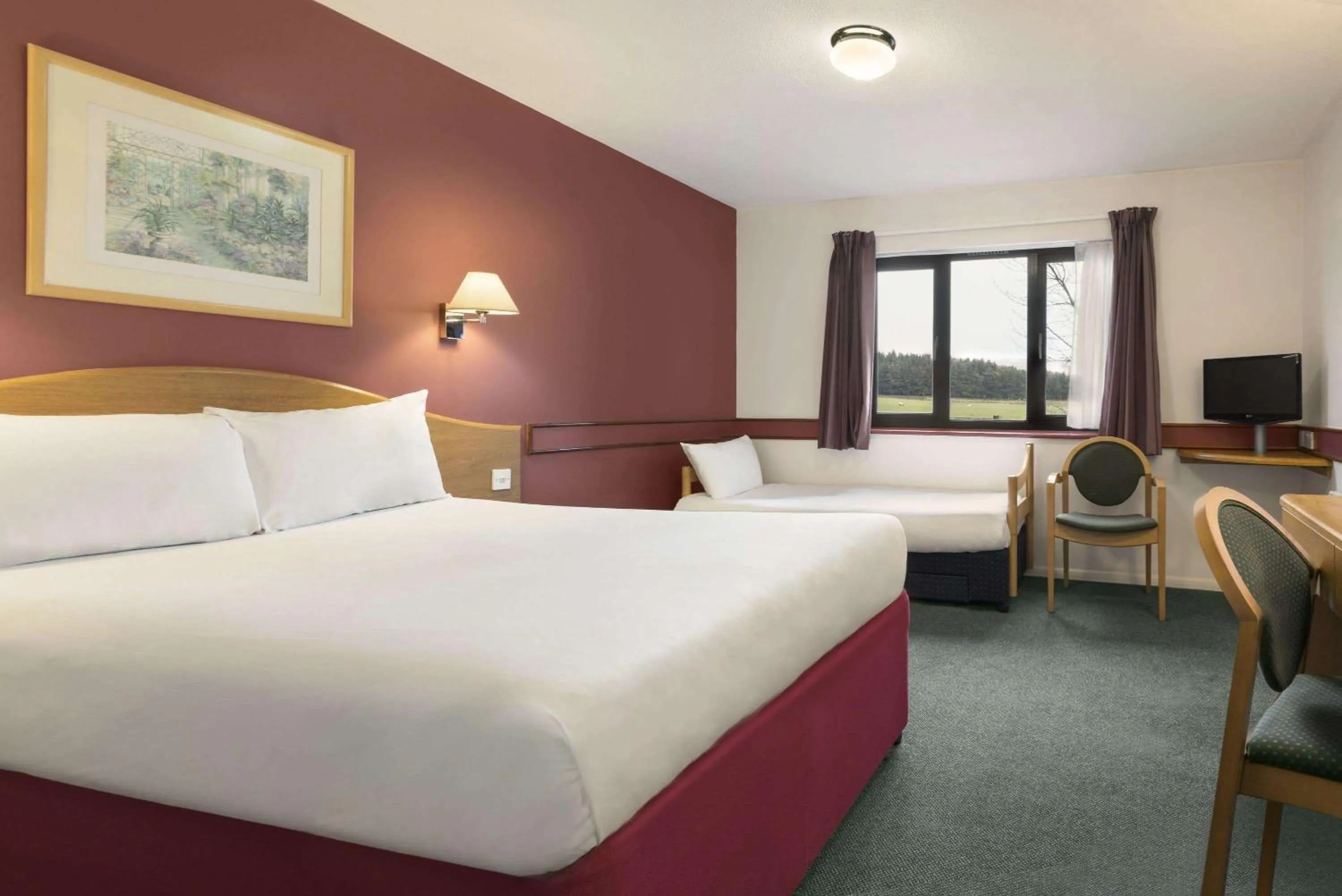 Photo of the whole room, Bed in Days Inn Hotel Abington - Glasgow