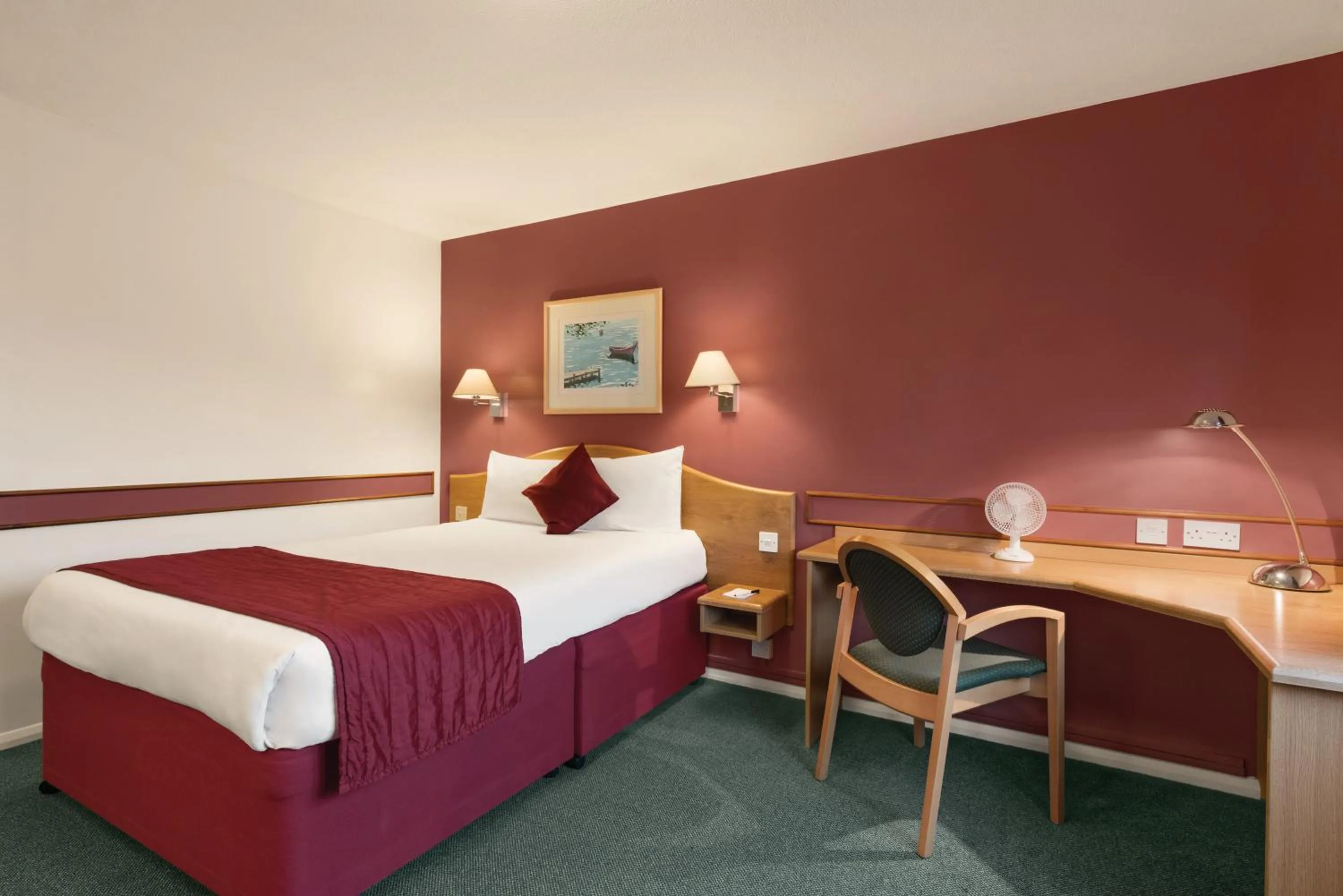 Photo of the whole room, Bed in Days Inn Hotel Abington - Glasgow