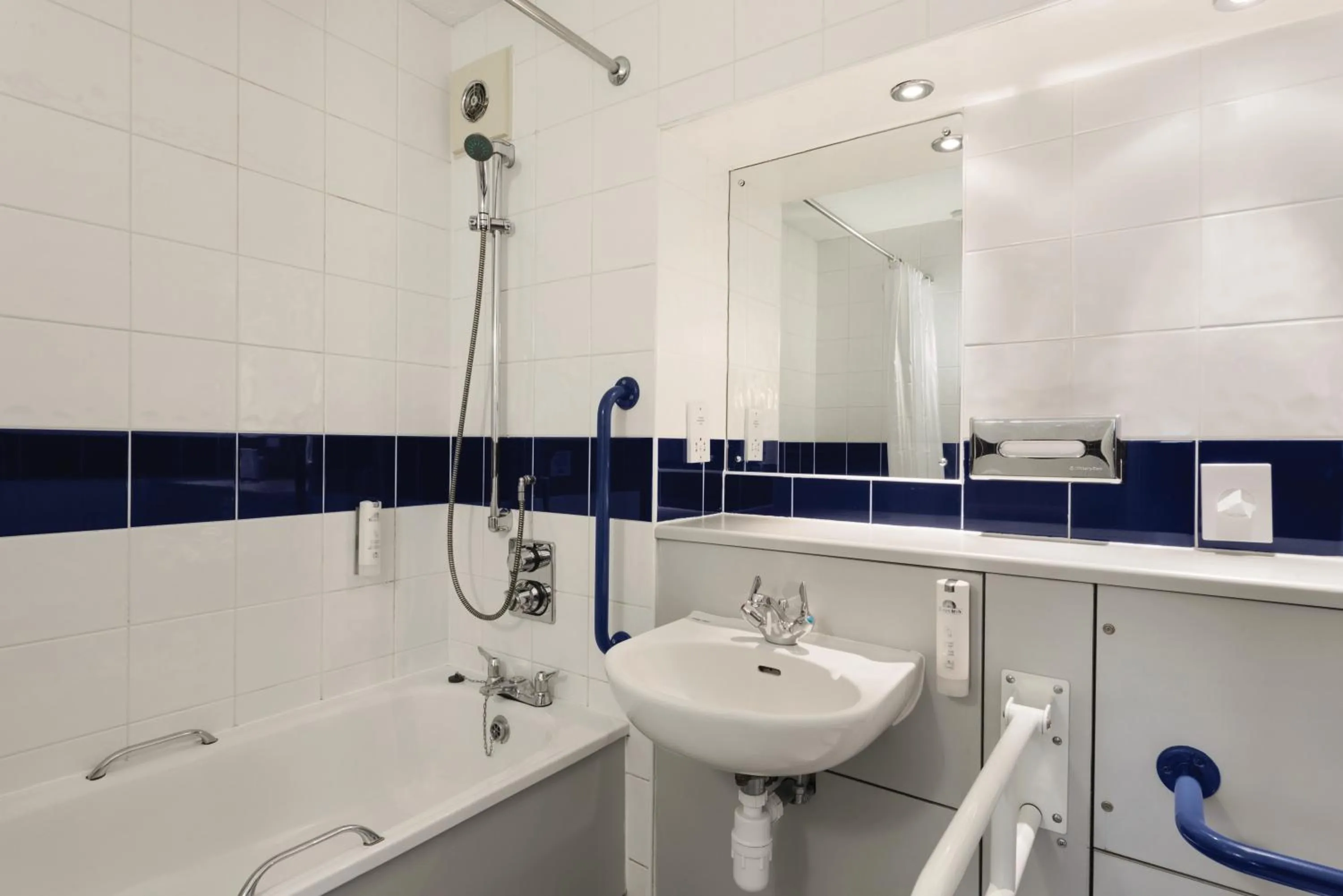 Bathroom in Days Inn Hotel Abington - Glasgow