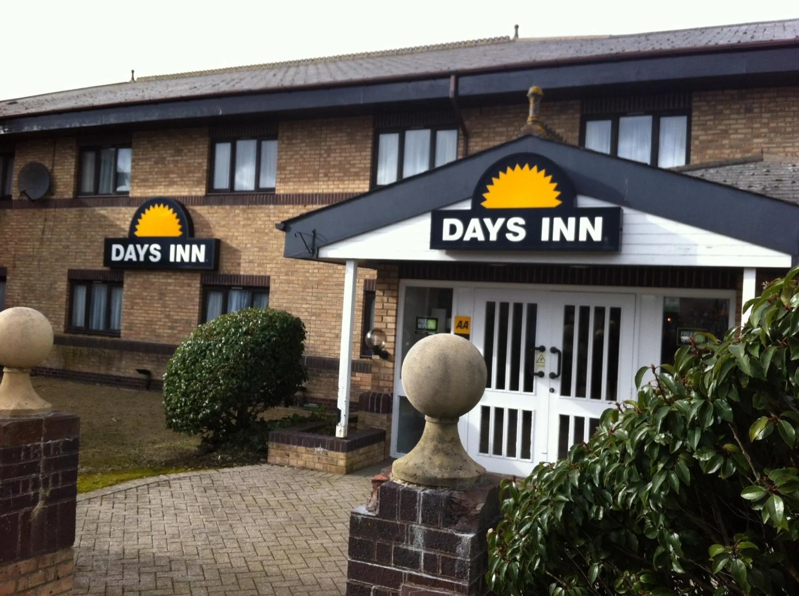 Facade/entrance in Days Inn Hotel Abington - Glasgow