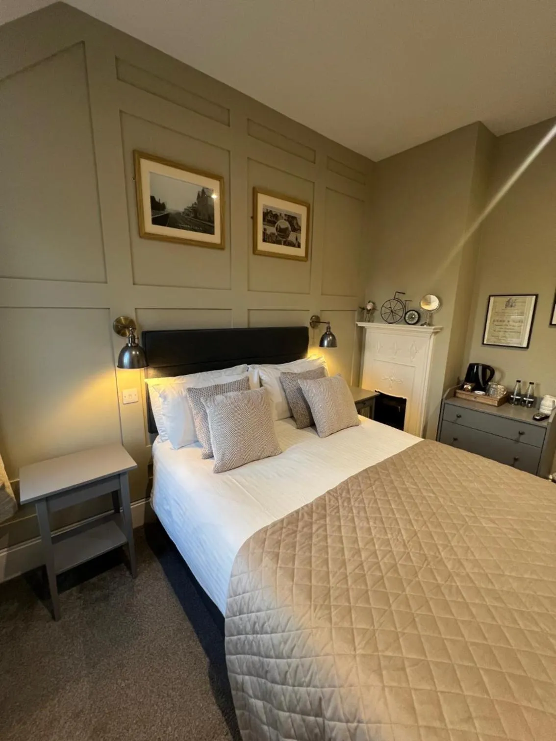 Bed in The Plough Itchen Abbas