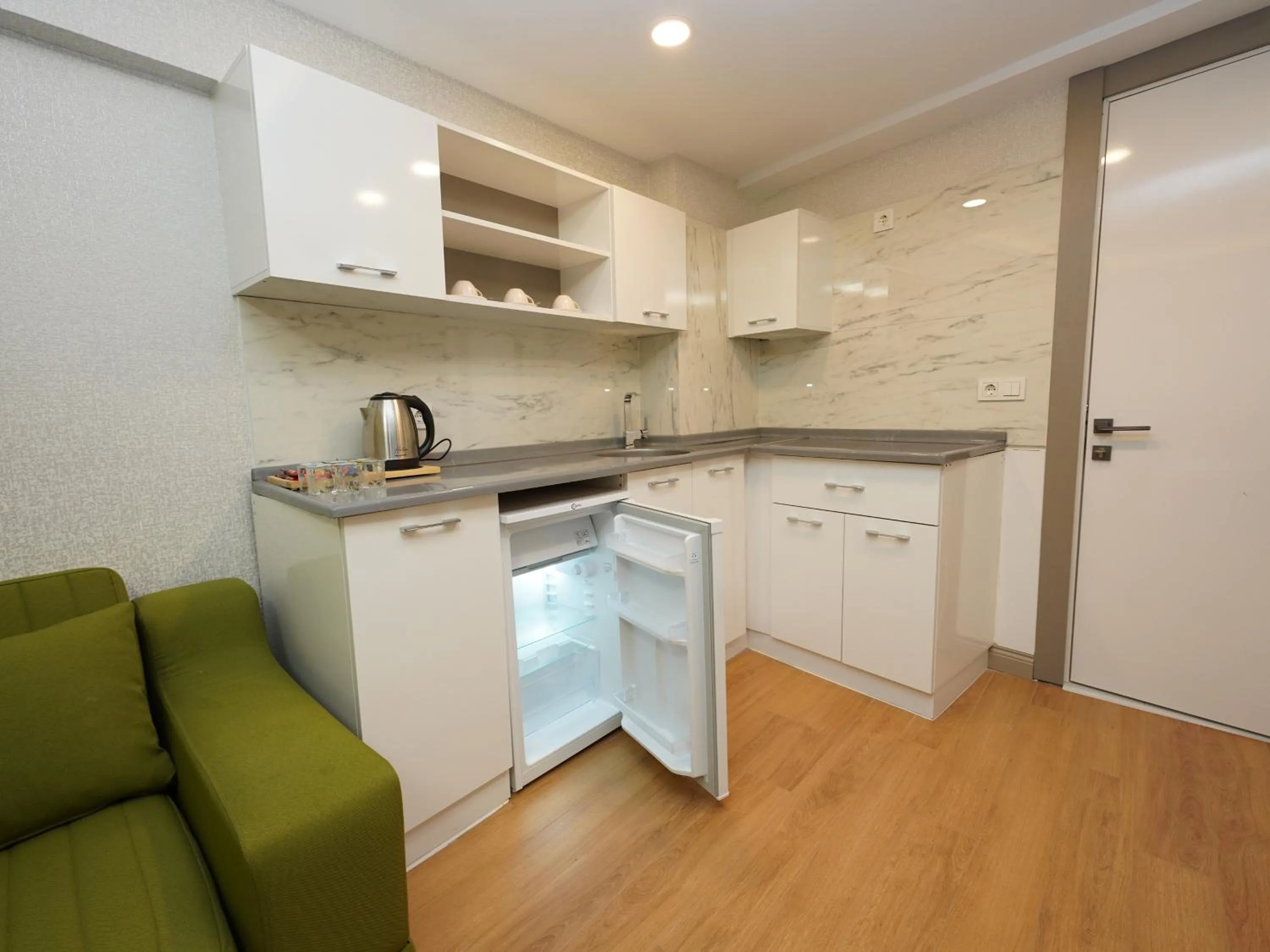 Kitchen or kitchenette in gazelle suites