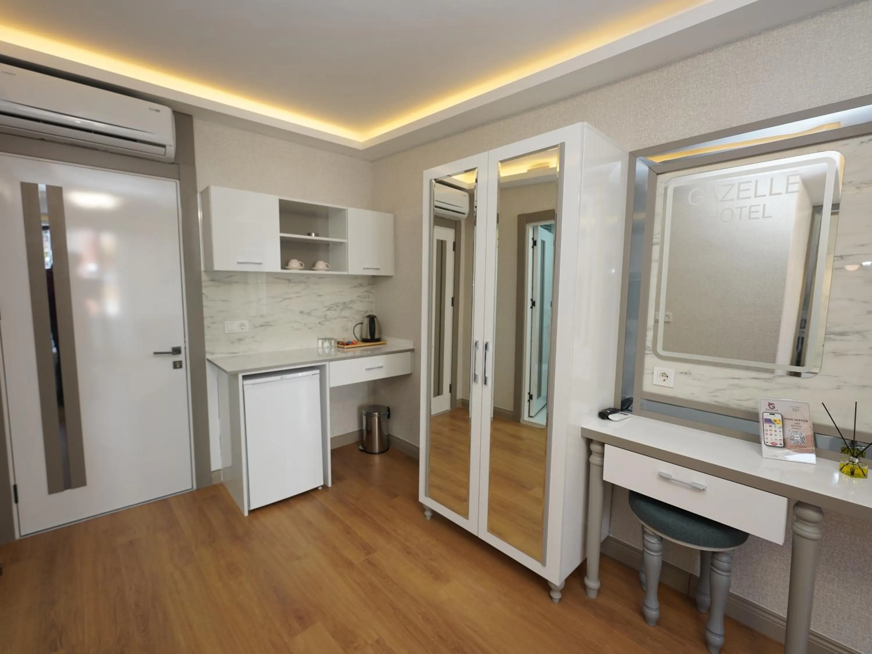 Kitchen or kitchenette in gazelle suites