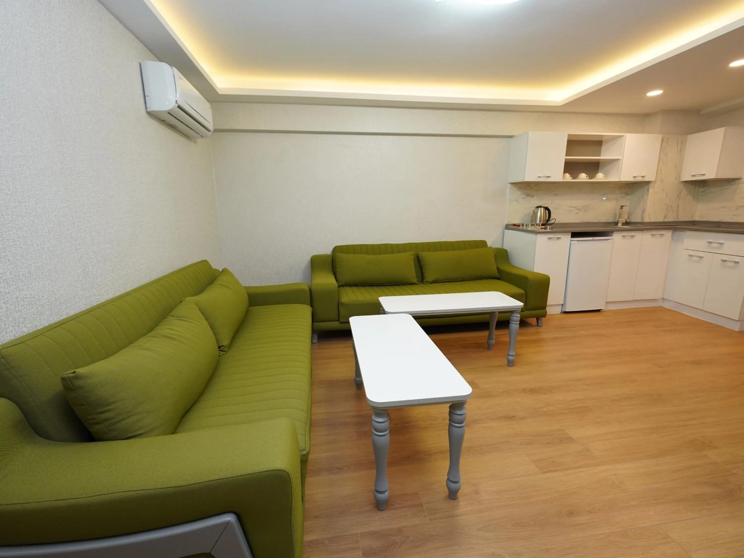 Kitchen or kitchenette in gazelle suites