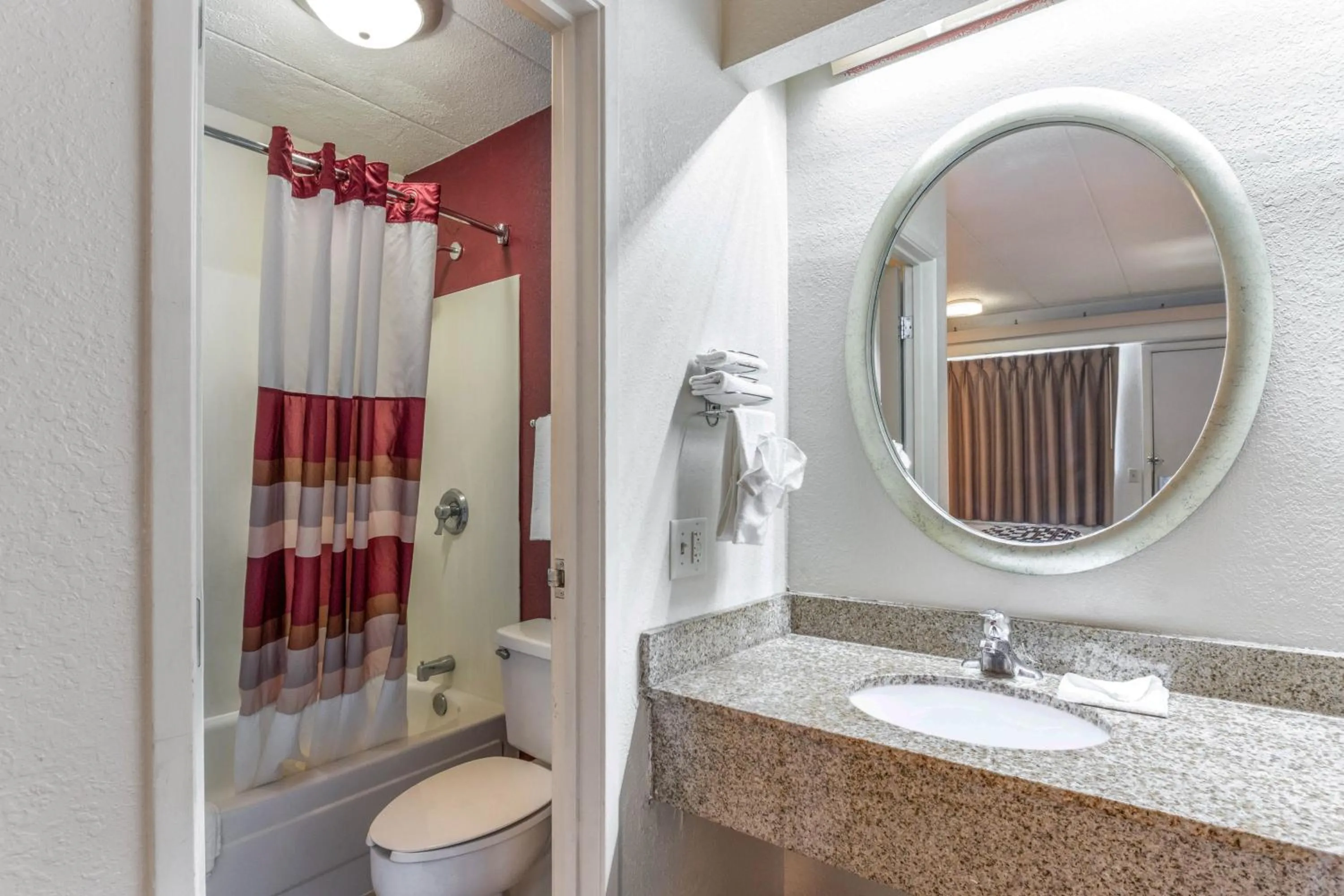 Bathroom in Red Roof Inn Columbia, MO