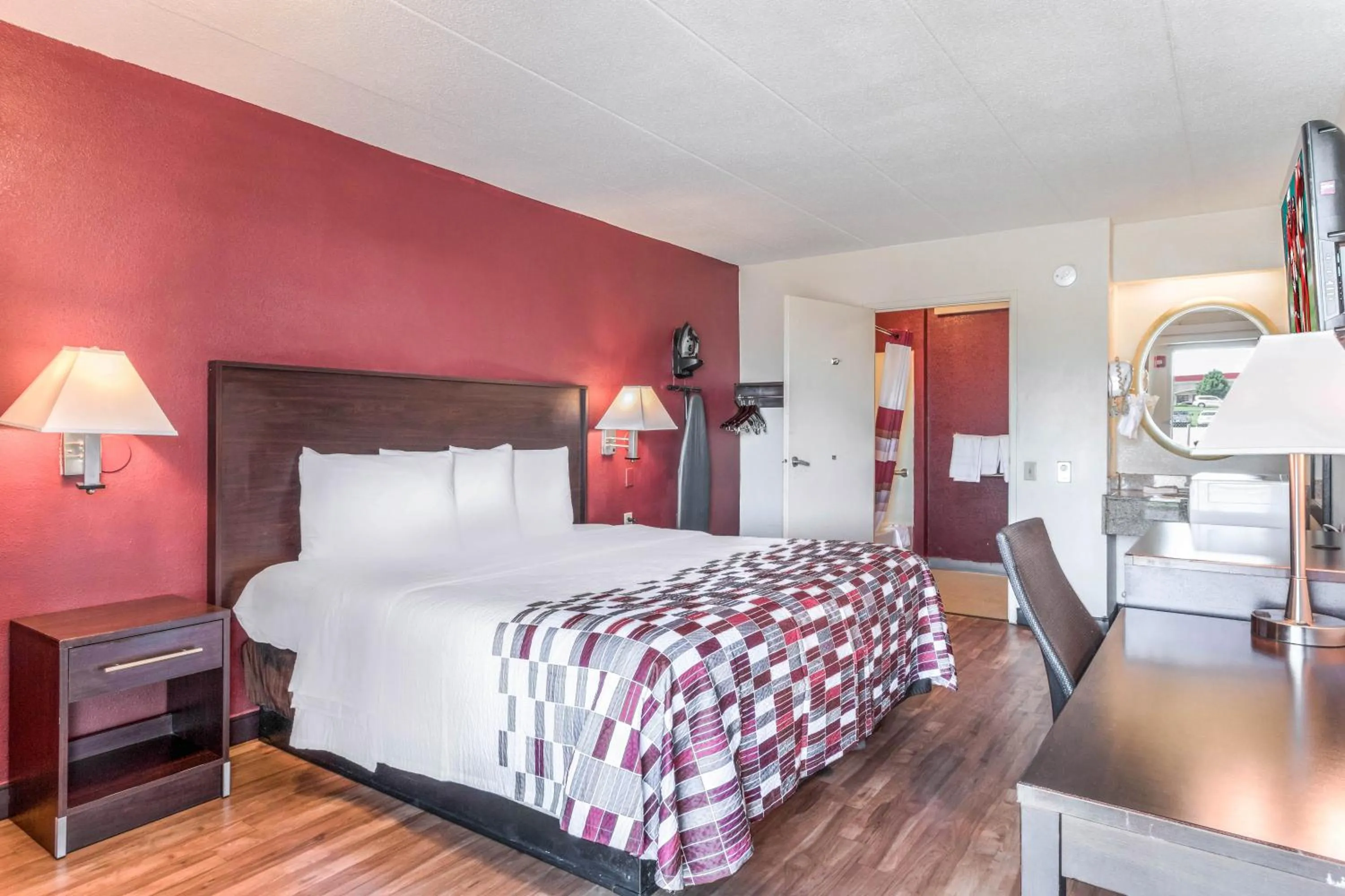 Photo of the whole room in Red Roof Inn Columbia, MO