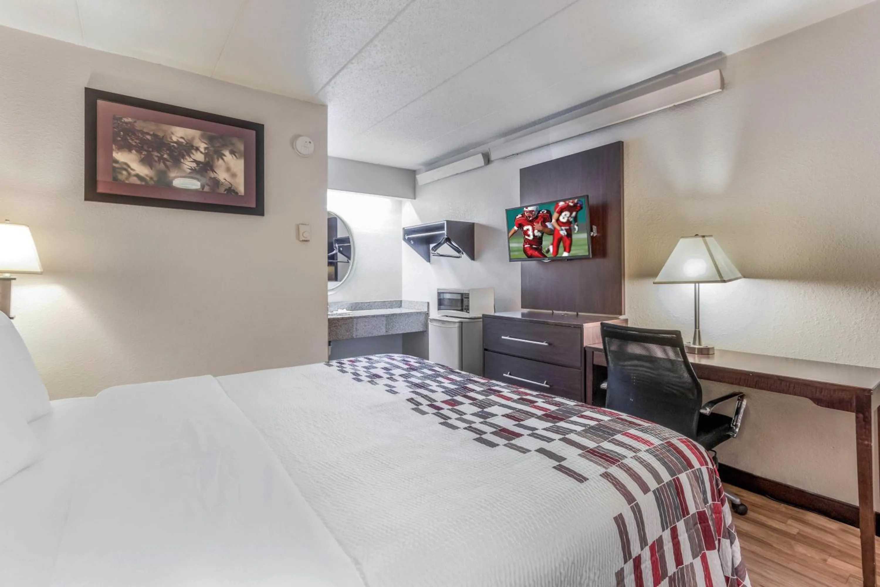Bedroom, Bed in Red Roof Inn Columbia, MO