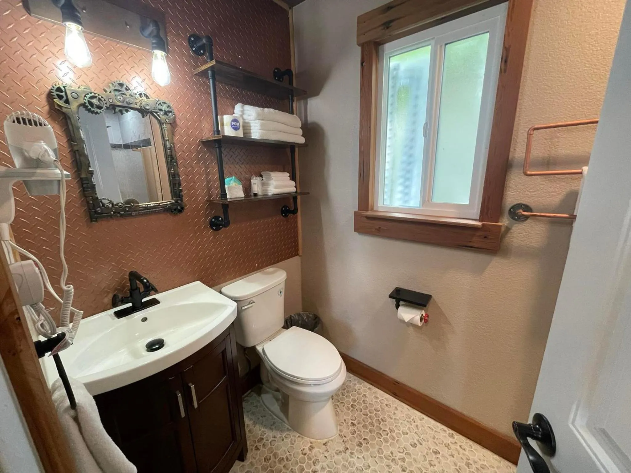 Bathroom in Sugarloaf Mountain Motel