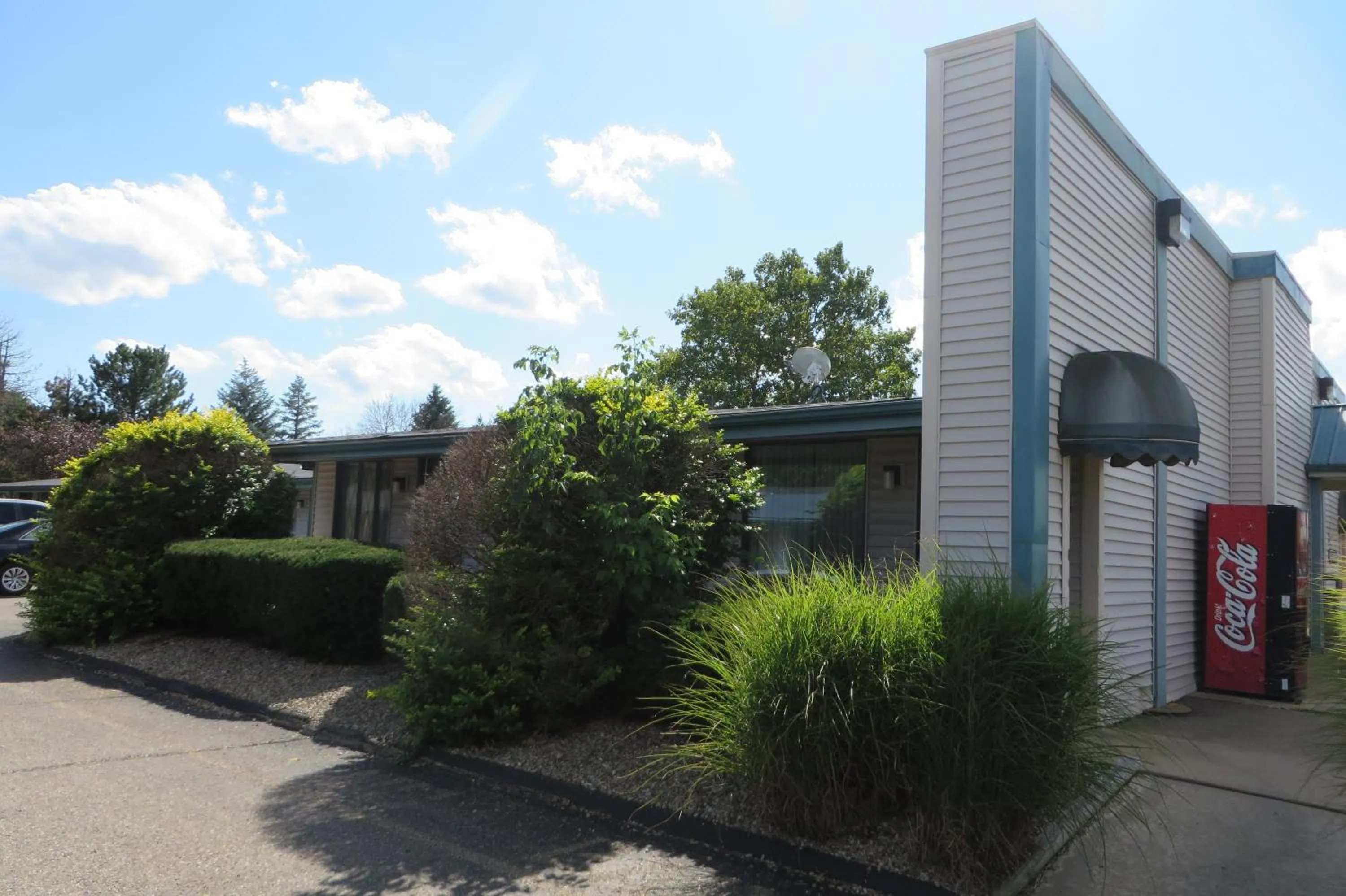 Property Building in Knights Inn Canton