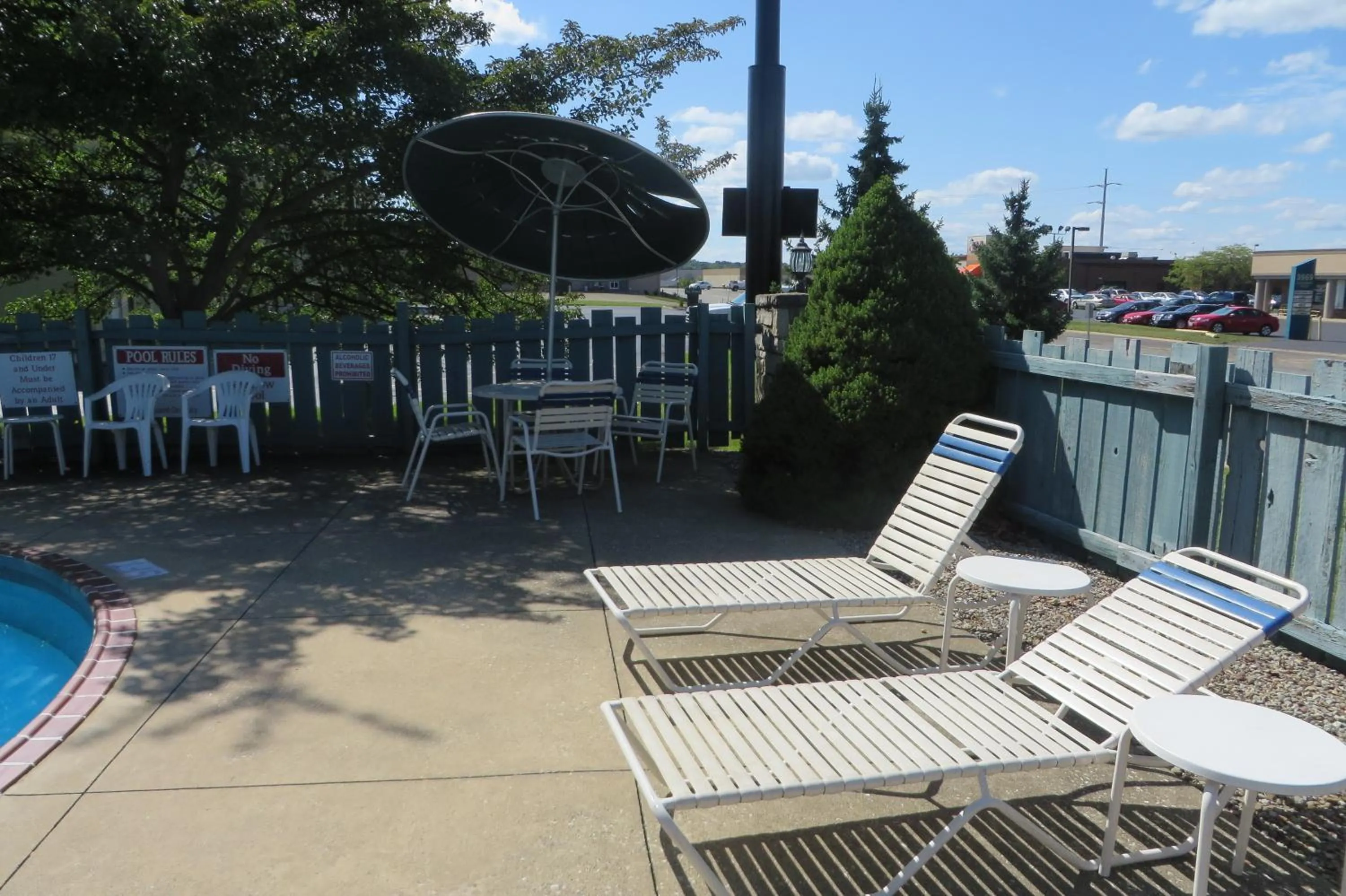 Swimming pool in Knights Inn Canton