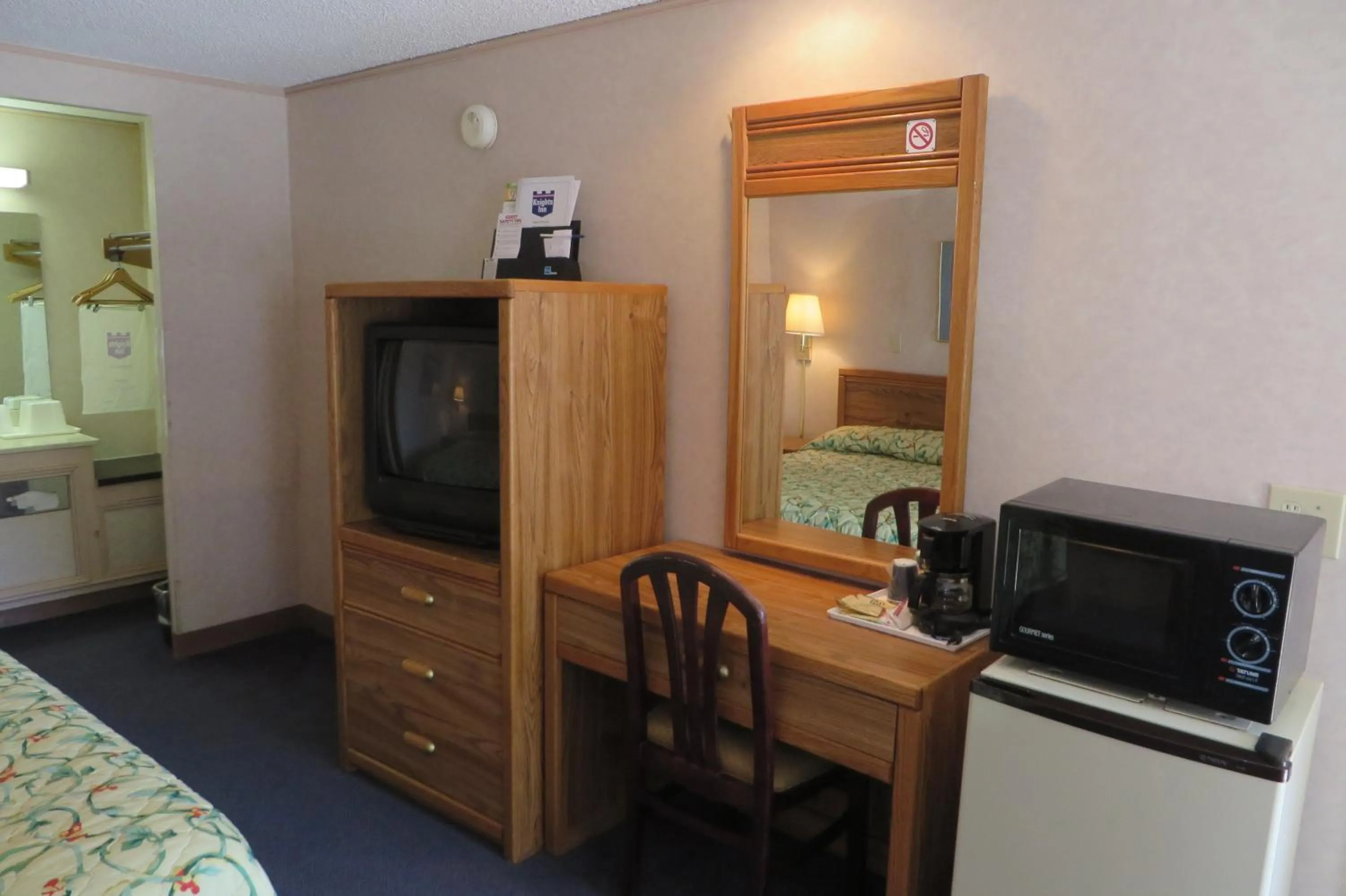 TV and multimedia, Seating Area in Knights Inn Canton