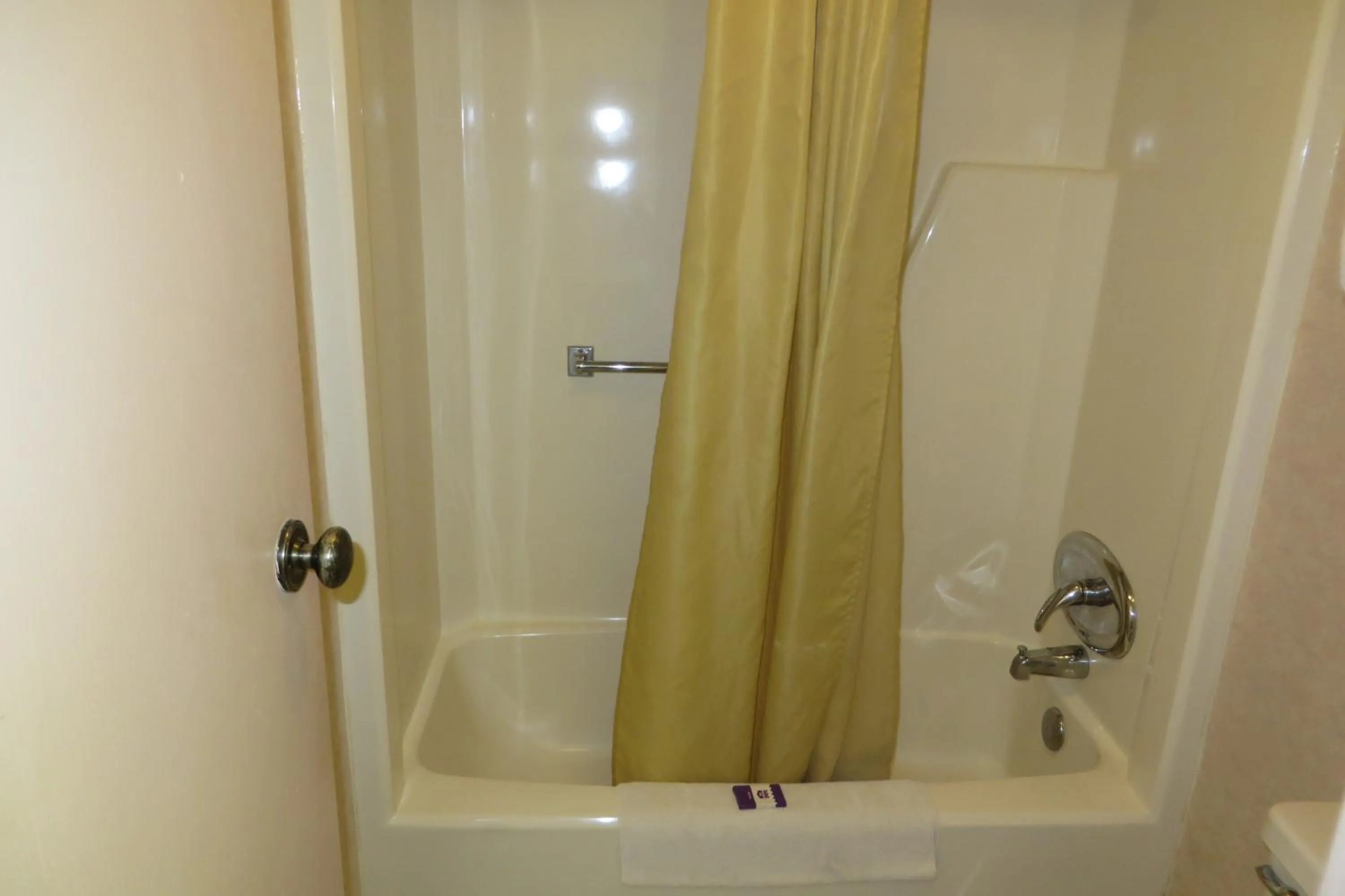 Bathroom in Knights Inn Canton