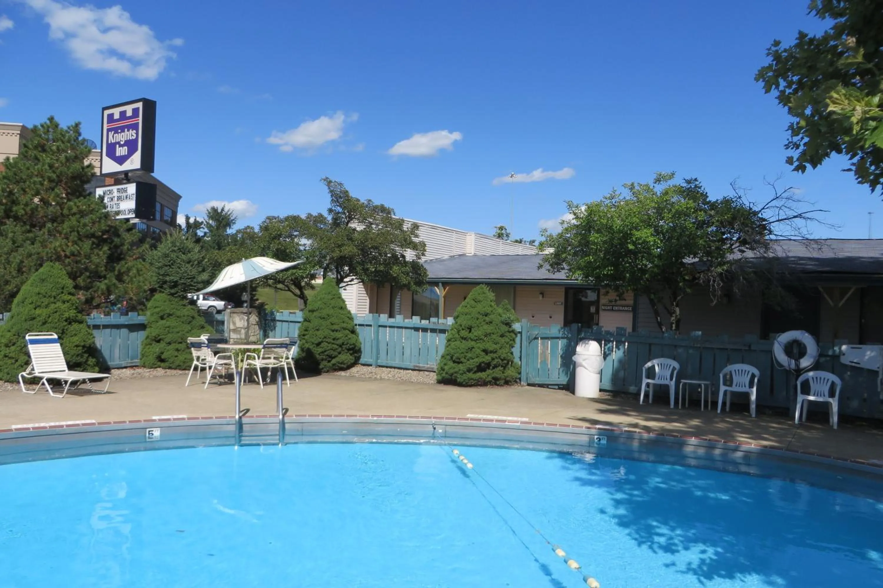 Swimming Pool in Knights Inn Canton