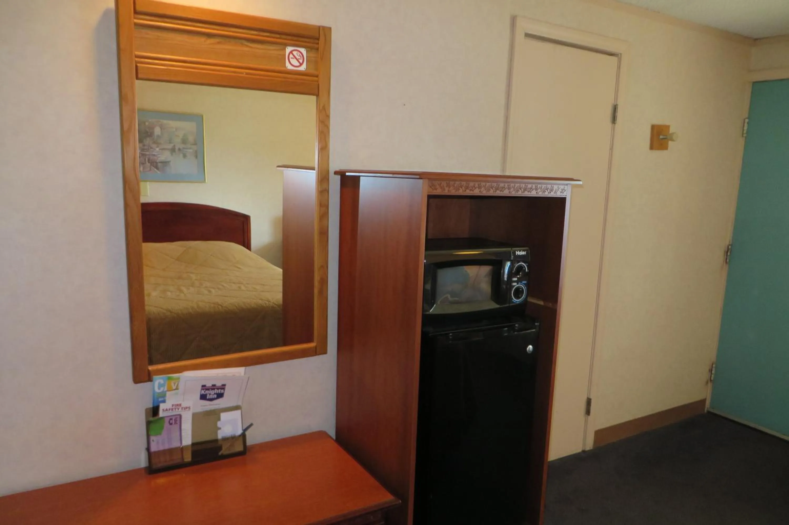 Bedroom, Kitchen/Kitchenette in Knights Inn Canton