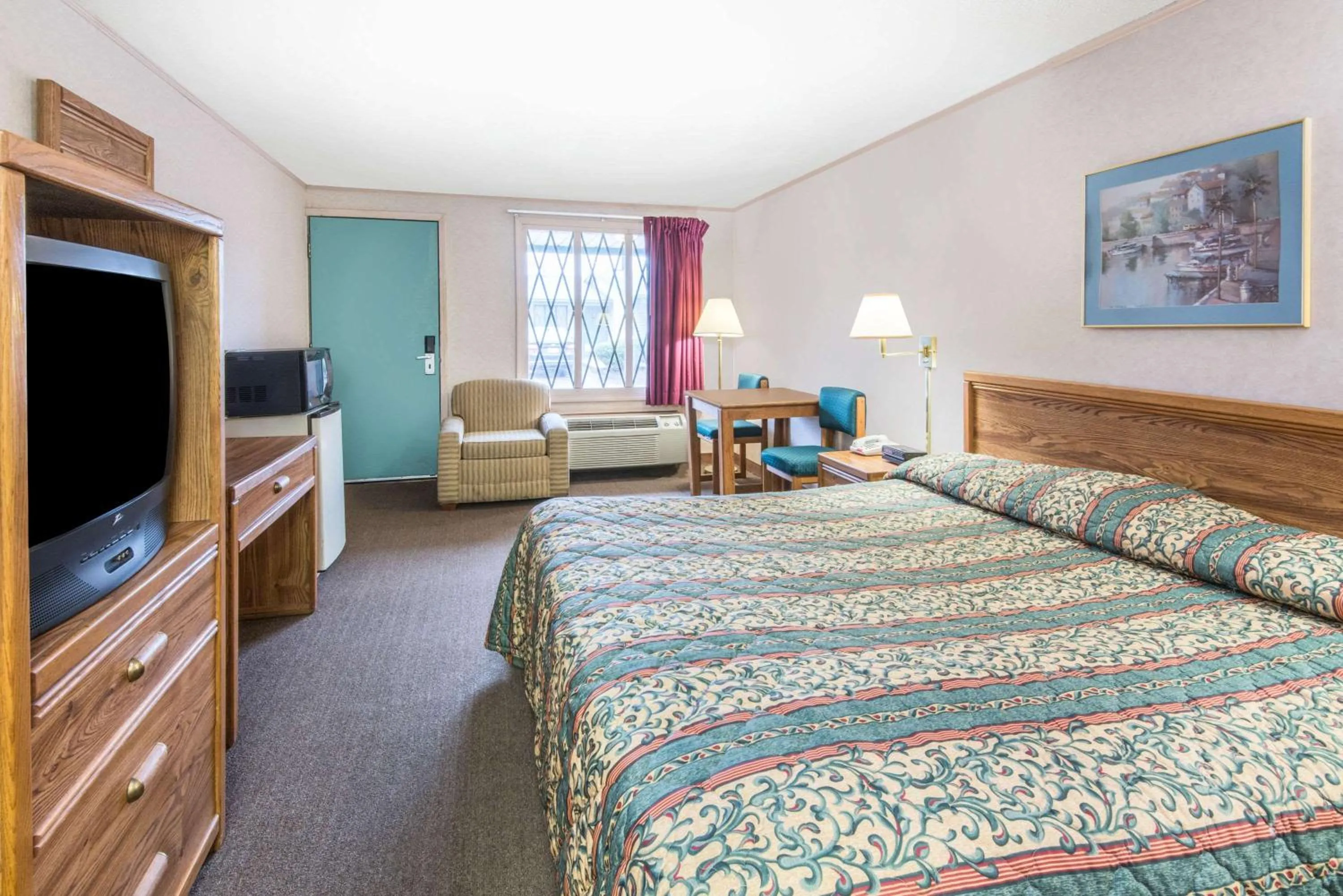 Photo of the whole room, TV/Entertainment Center in Knights Inn Canton